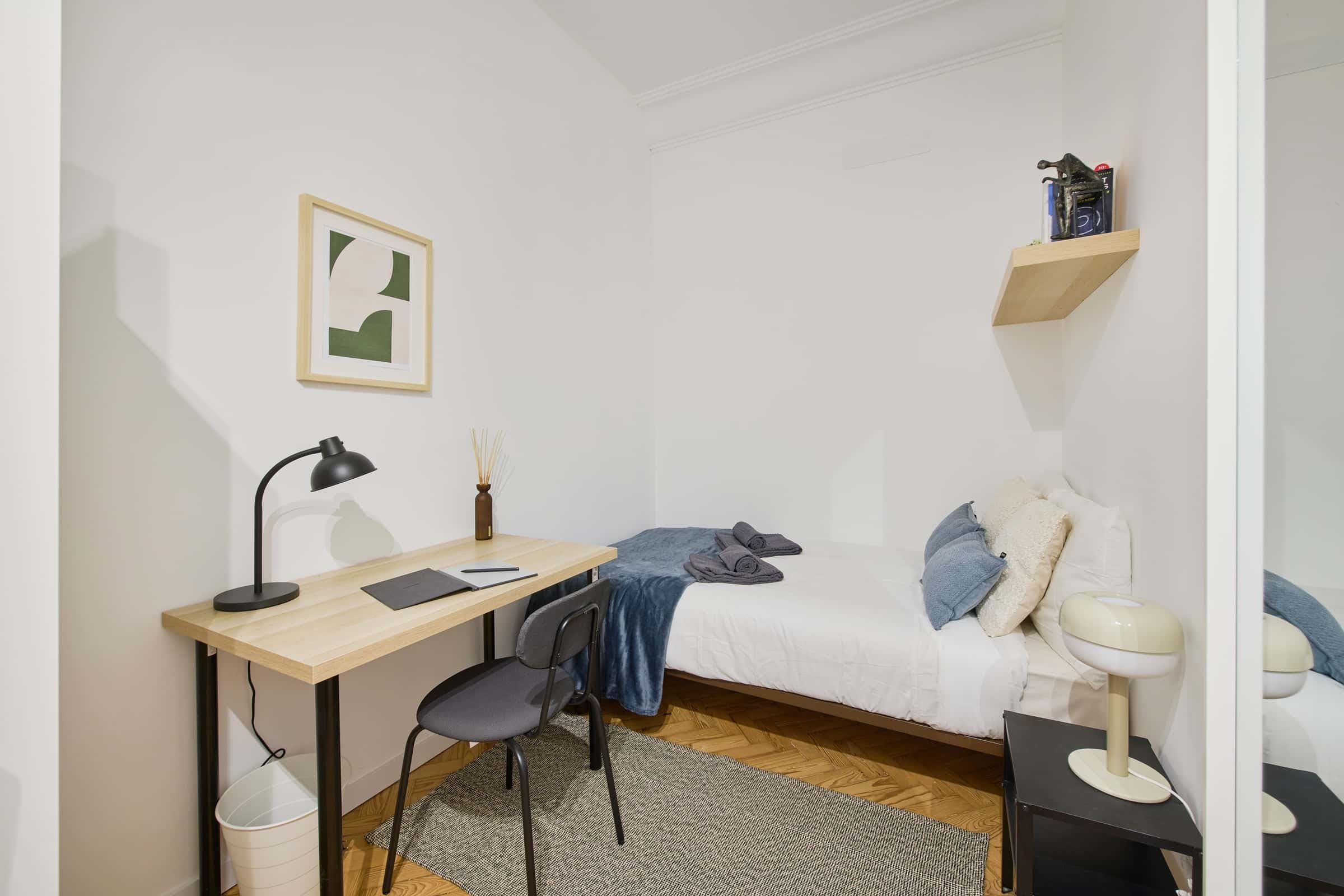 Cosy bedroom in a 9-room apartment in Lisbon - Room 5 photo 1