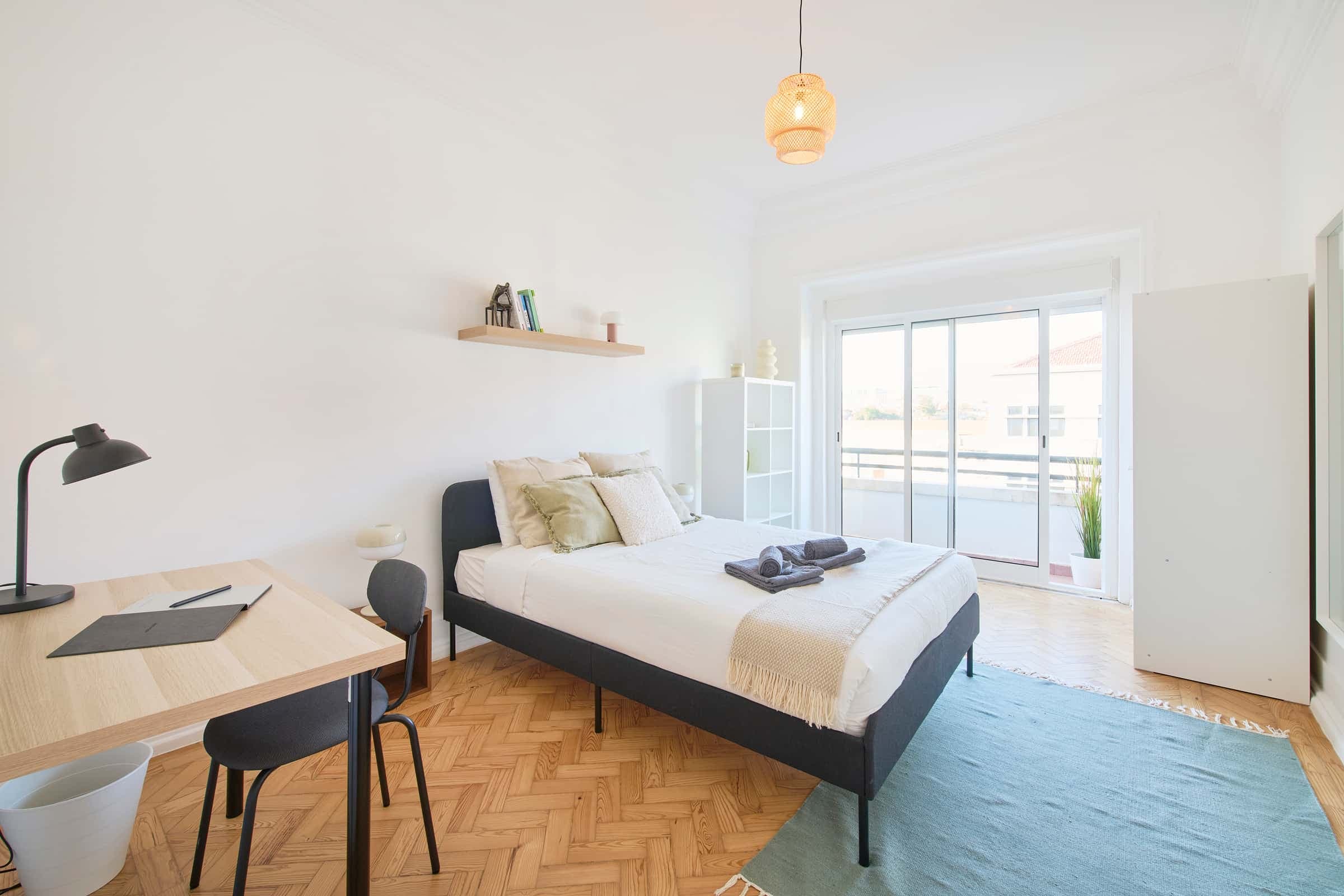 Bedroom with private balcony in a 9-room apartment in Lisbon - Room 3 photo 1
