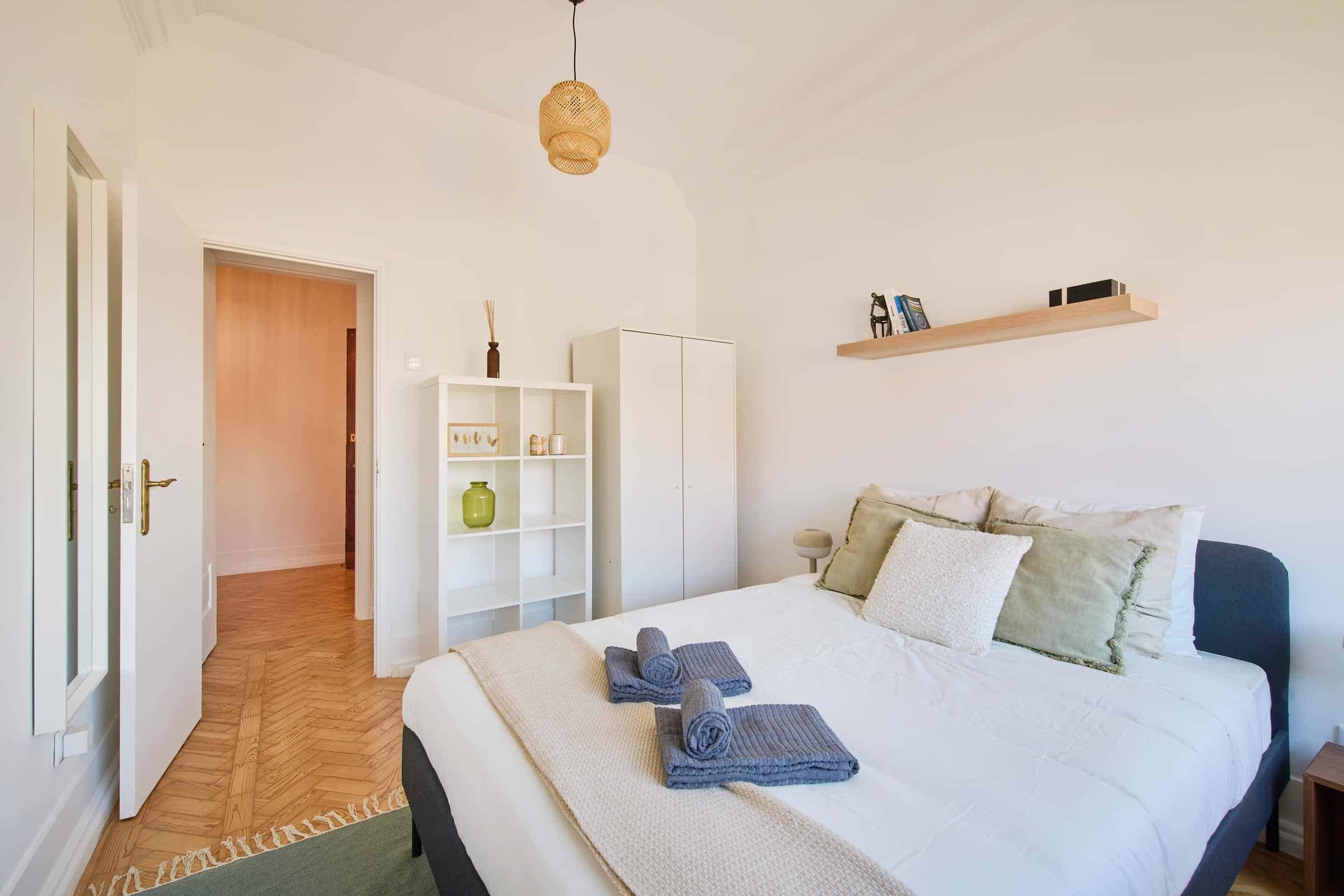 Luminous bedroom in a 9-room apartment in Lisbon - Room 2 photo 1