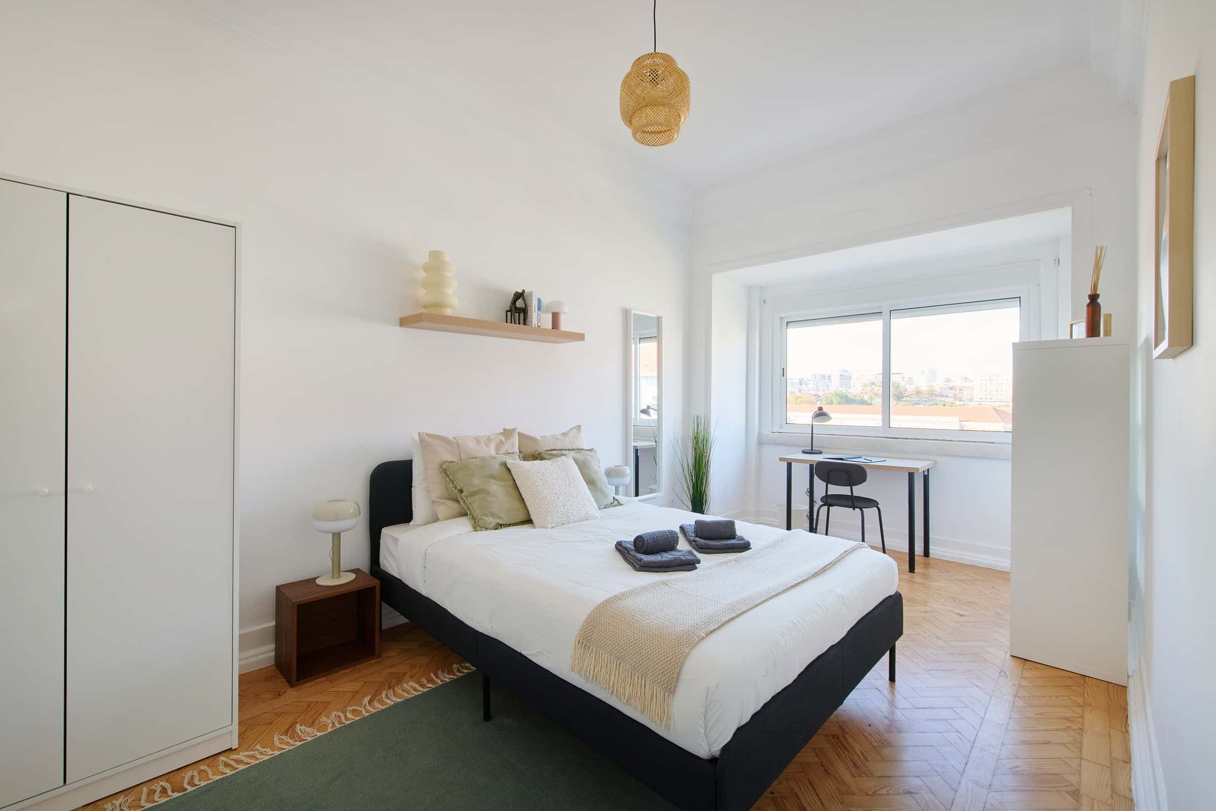 Bright bedroom in a 9-room apartment in Lisbon - Room 1 photo 1