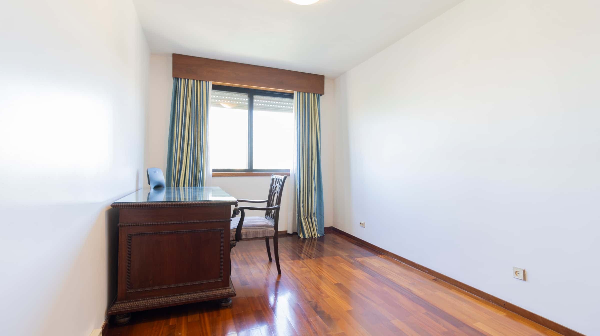 Spacious 3-Bedroom Apartment on Rua Alfredo Keil, Porto photo 1