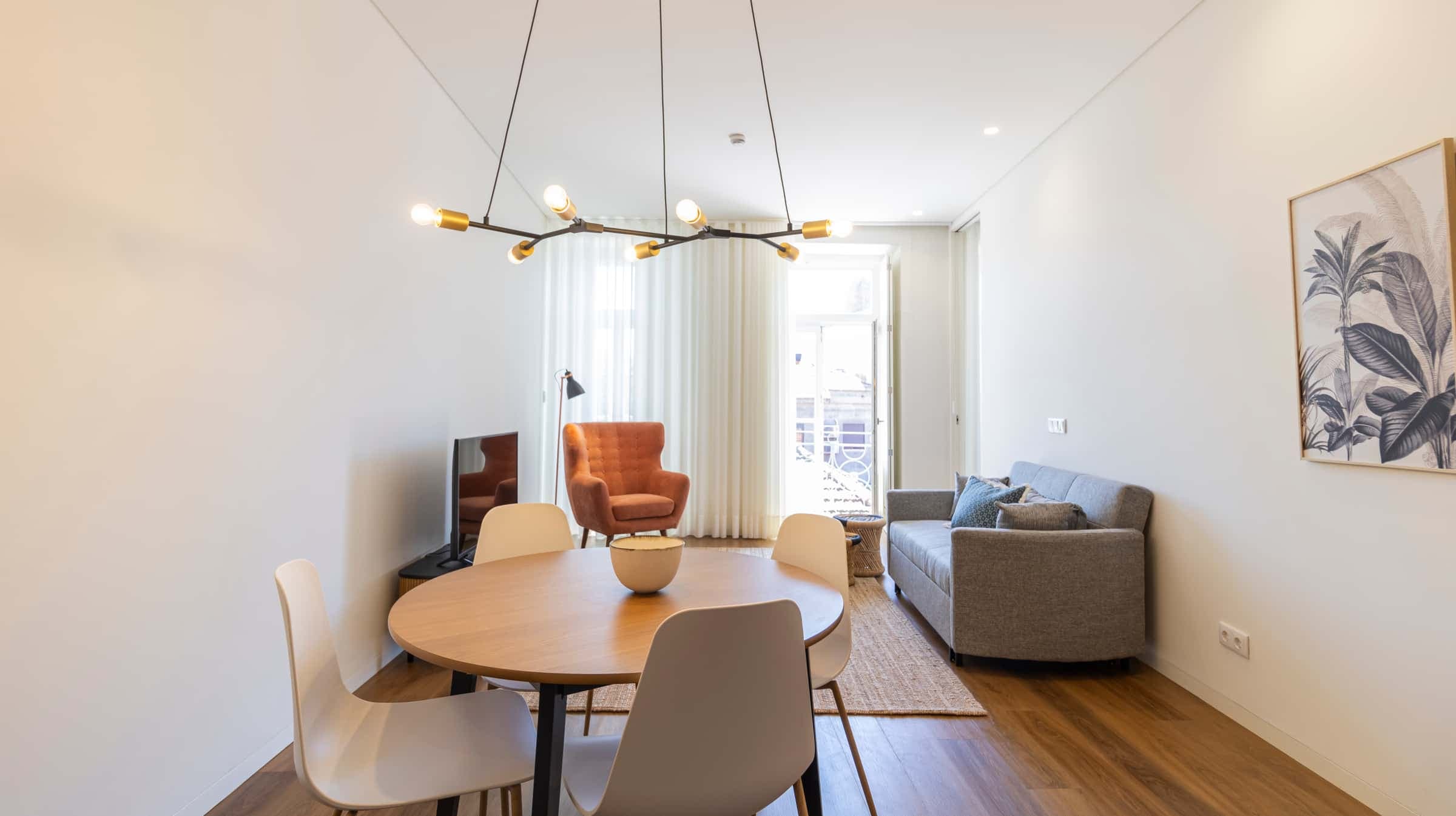 Stylish 1-Bedroom Apartment with Balcony on Rua do Carmo, Porto photo 1