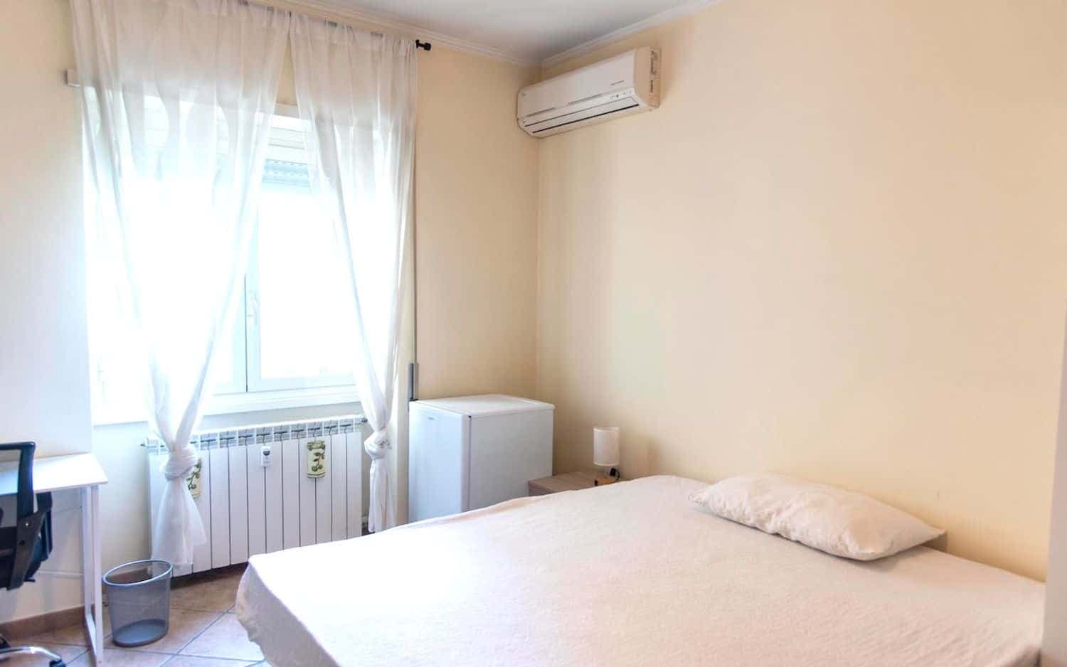 Private Room in Via Calpurnio Fiamma photo 1