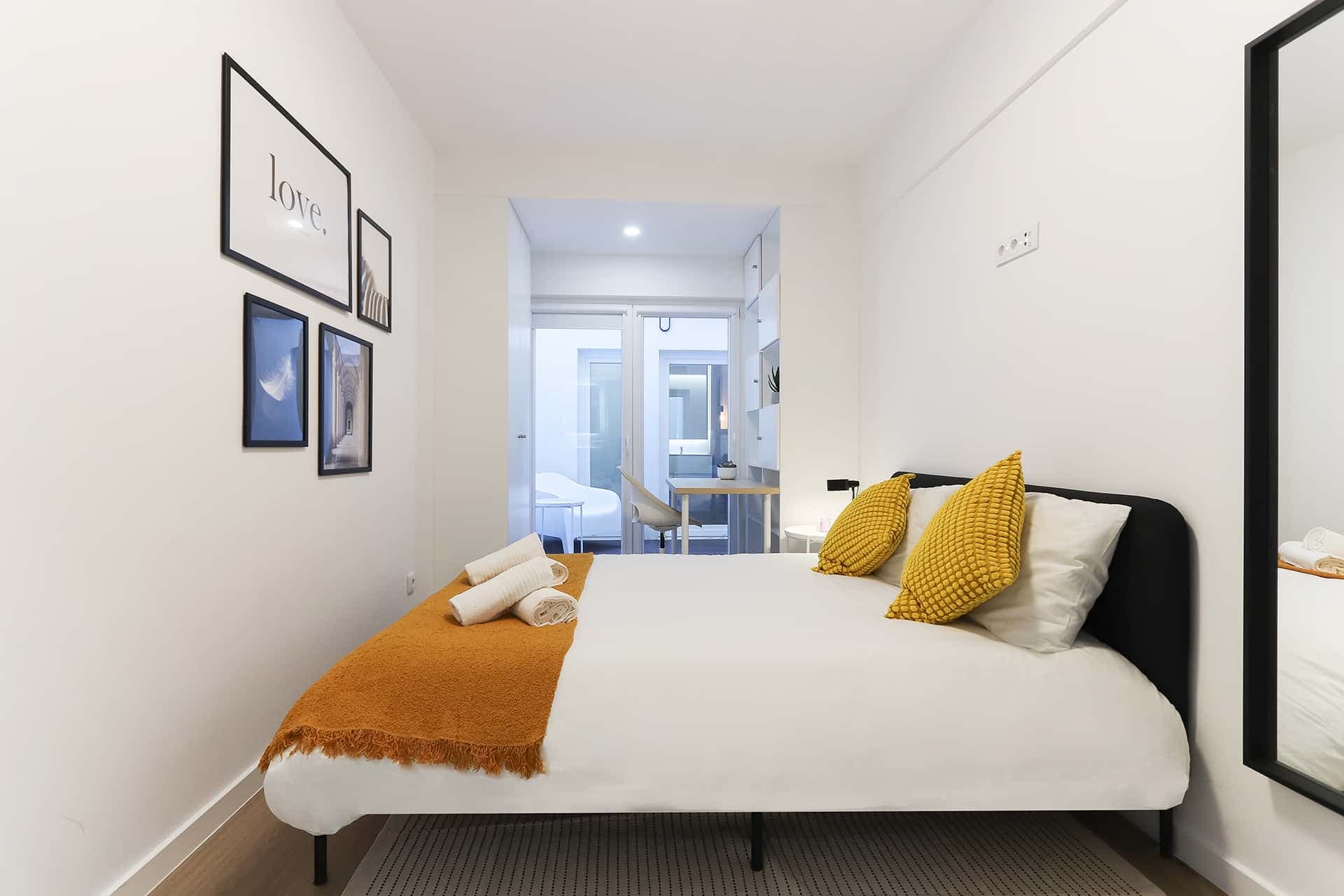 Comfortable bedroom with private bathroom in a 5-bedroom apartment in Lisbon - Room 1 photo 1