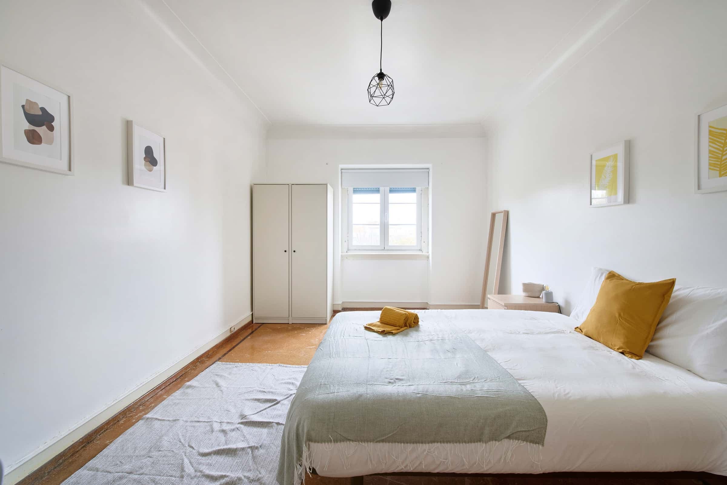 Bedroom in a 9-bedroom apartment in Rua Morais Soares, Lisbon - Room 8 photo 1