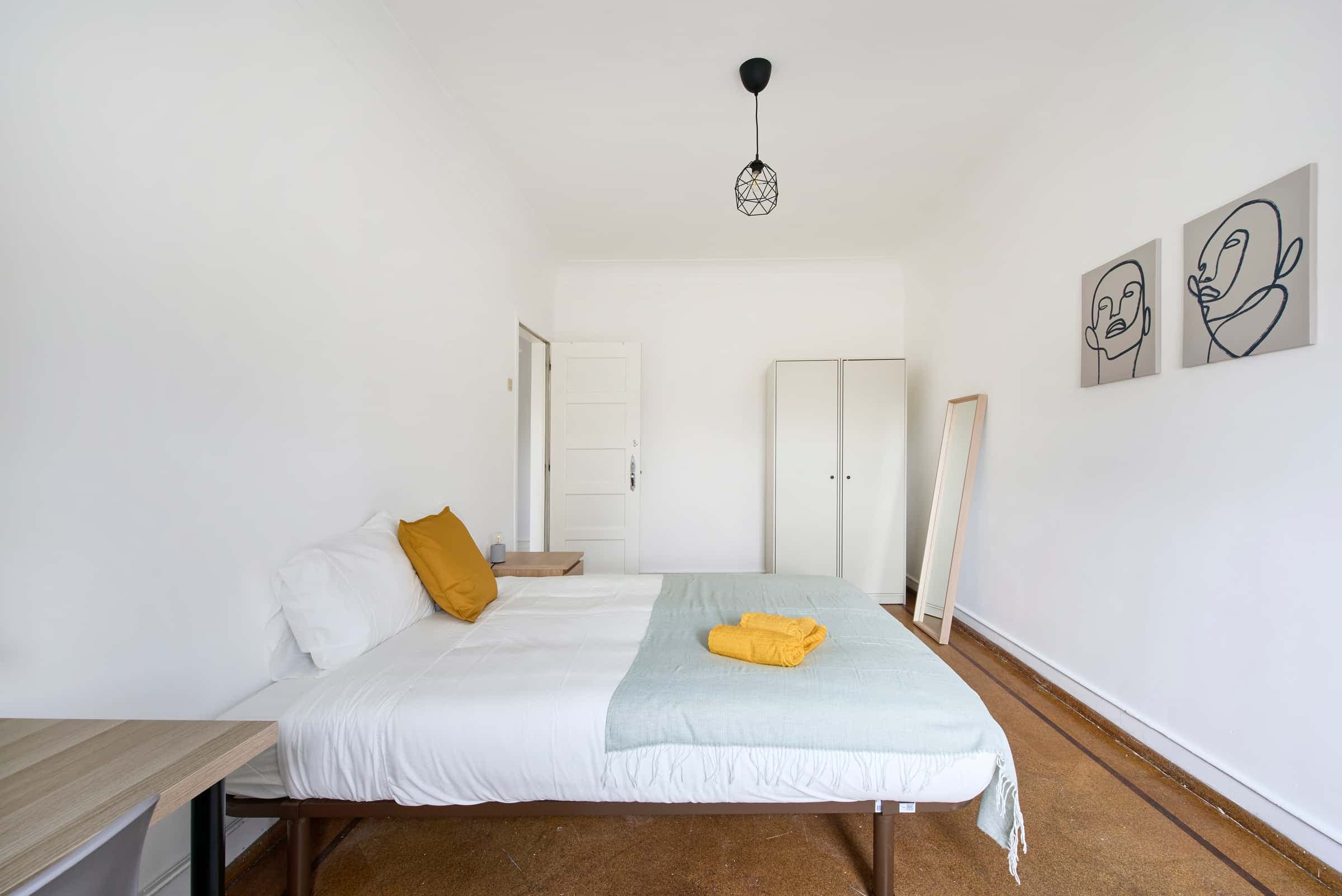 Bedroom in a 9-bedroom apartment in Rua Morais Soares, Lisbon - Room 7 photo 1