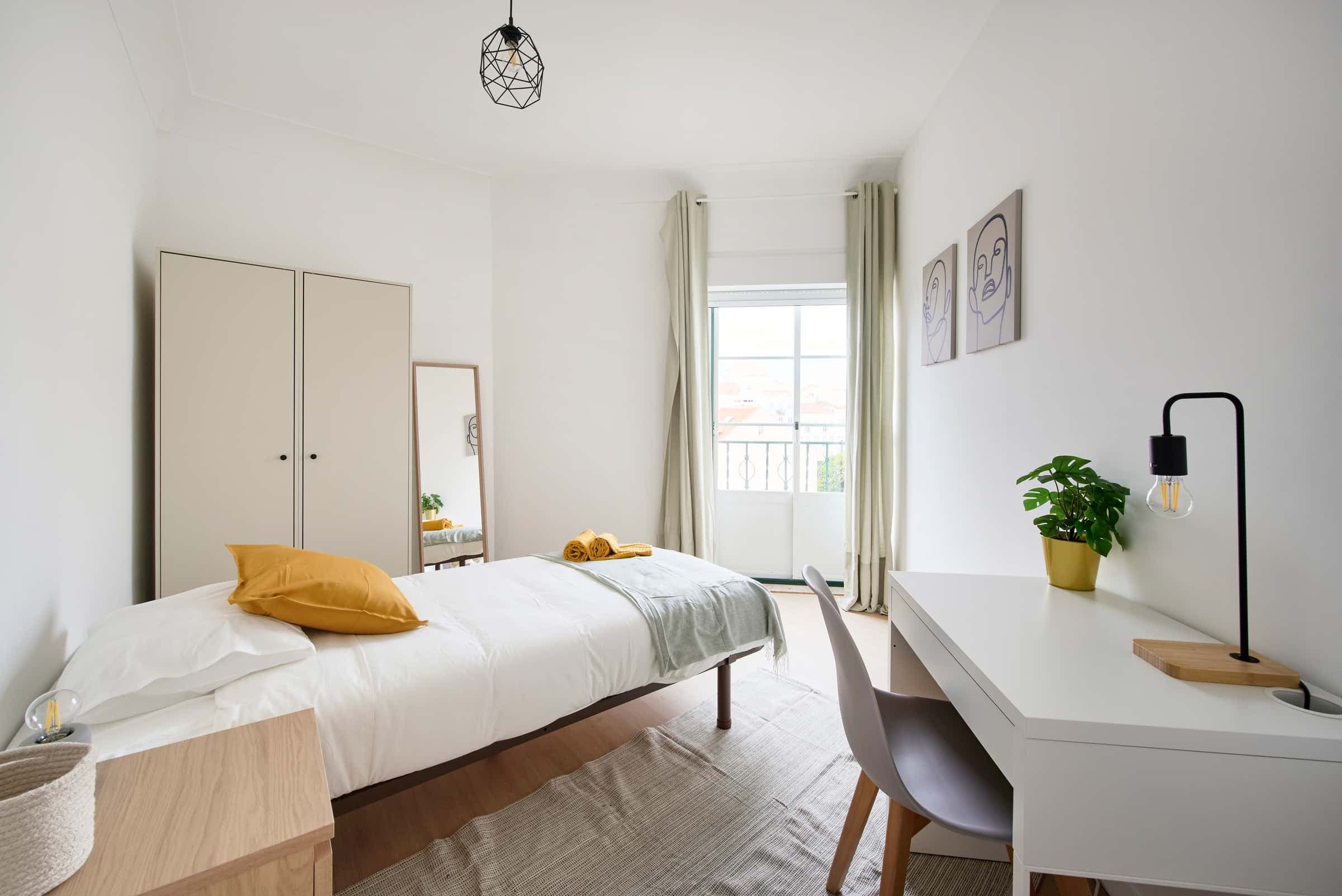 Bedroom in a 9-bedroom apartment in Rua Morais Soares, Lisbon - Room 6 photo 1