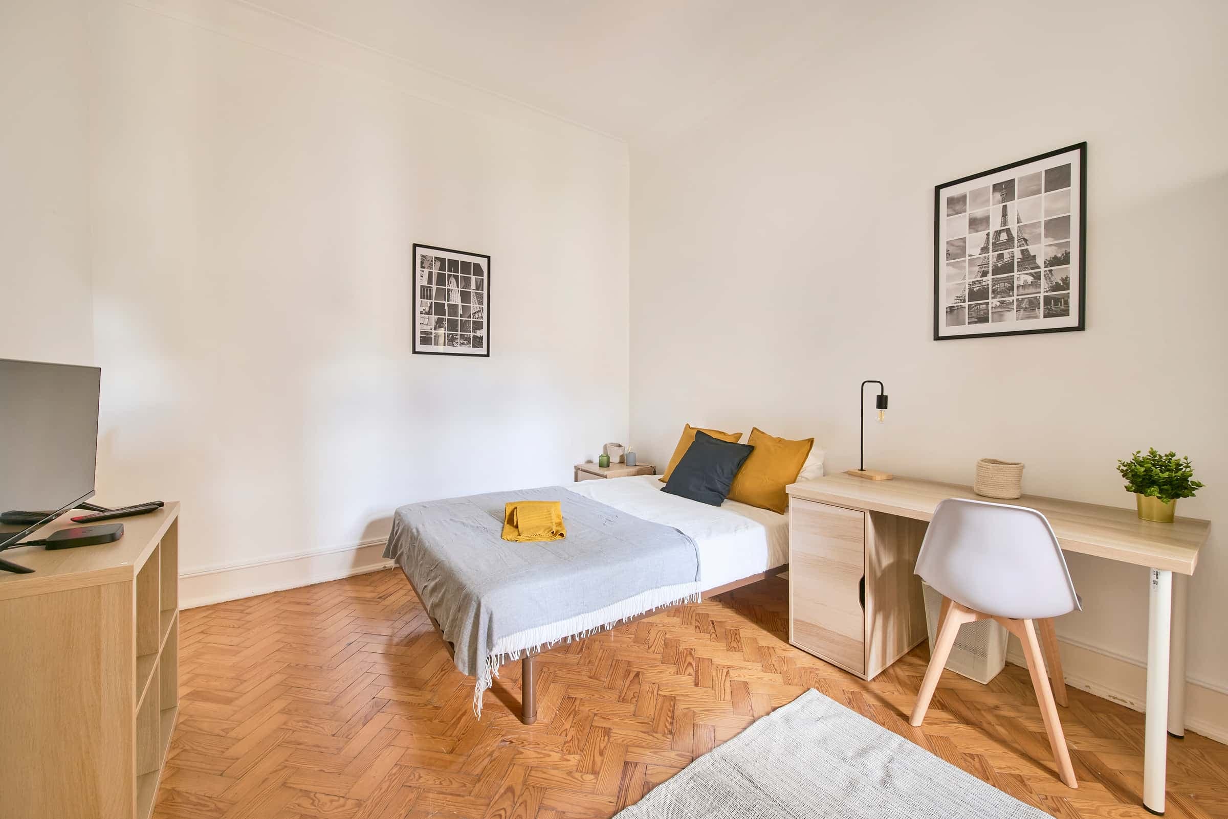 Bedroom in a 7-bedroom apartment in Alameda Dom Afonso Henriques, Lisbon - Room 7 photo 1