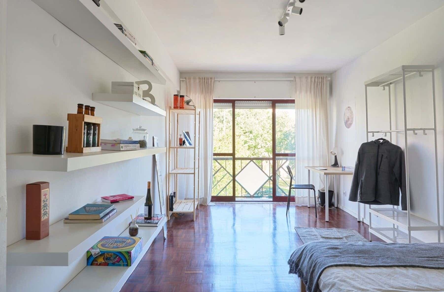 Bedroom in a 2-bedroom apartment in Lisbon - Room 2 photo 1