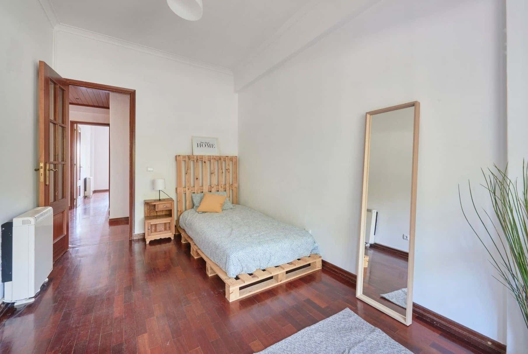 Bedroom in a 5-bedroom Apartment, Almada - Room 2 photo 1