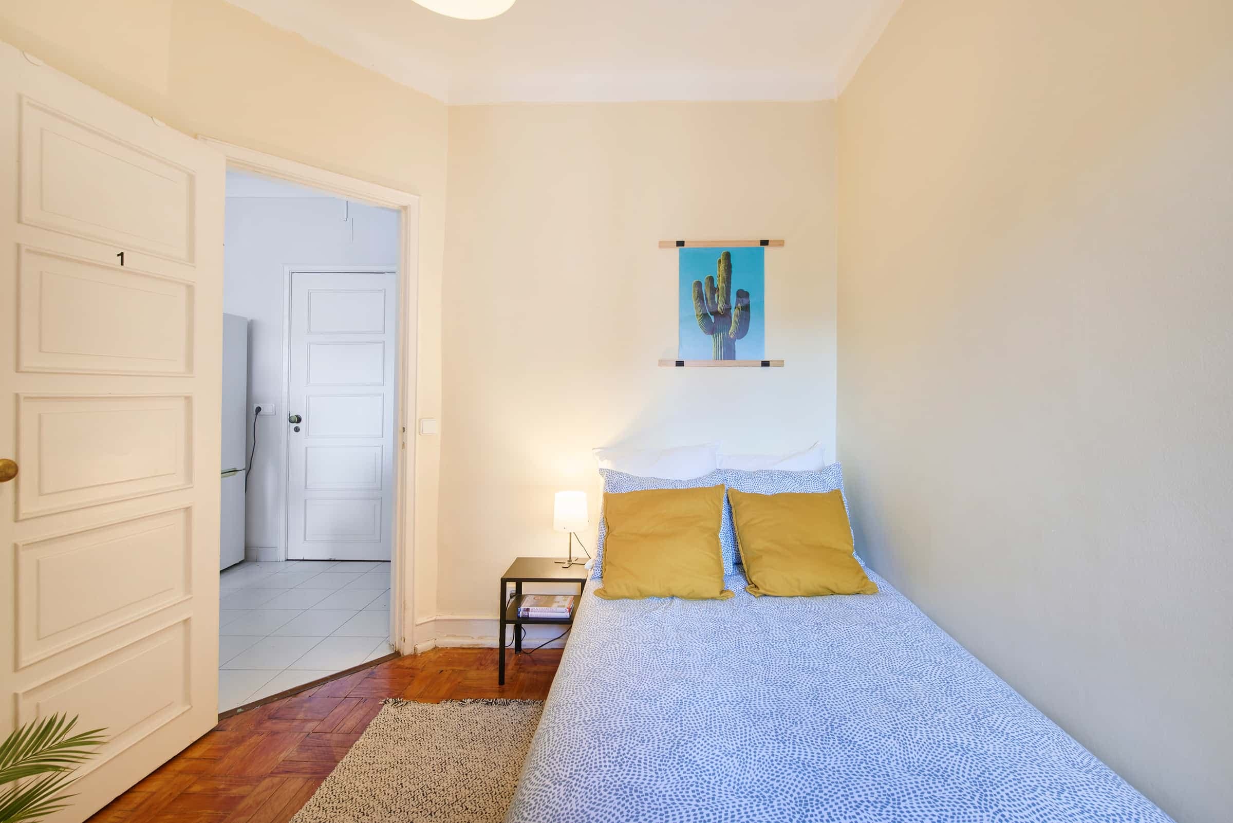 Bedroom with private bathroom in a 4-bedroom apartment in Lisbon - Room 1 photo 1