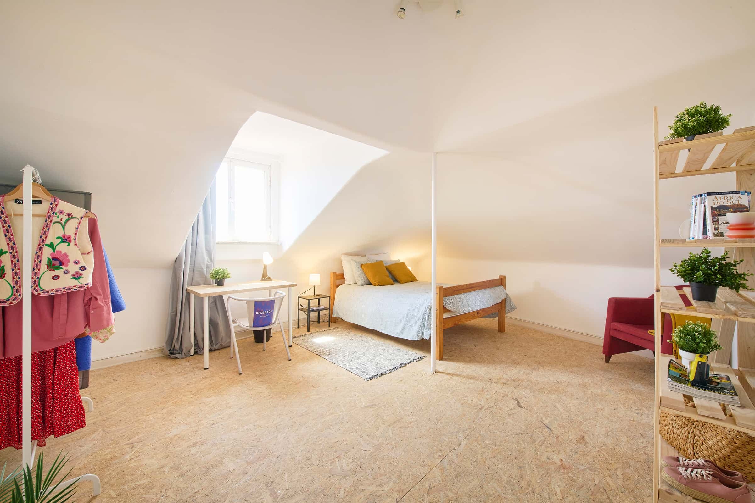Bedroom in a 9-bedroom apartment in Lisbon - Room 9 photo 1