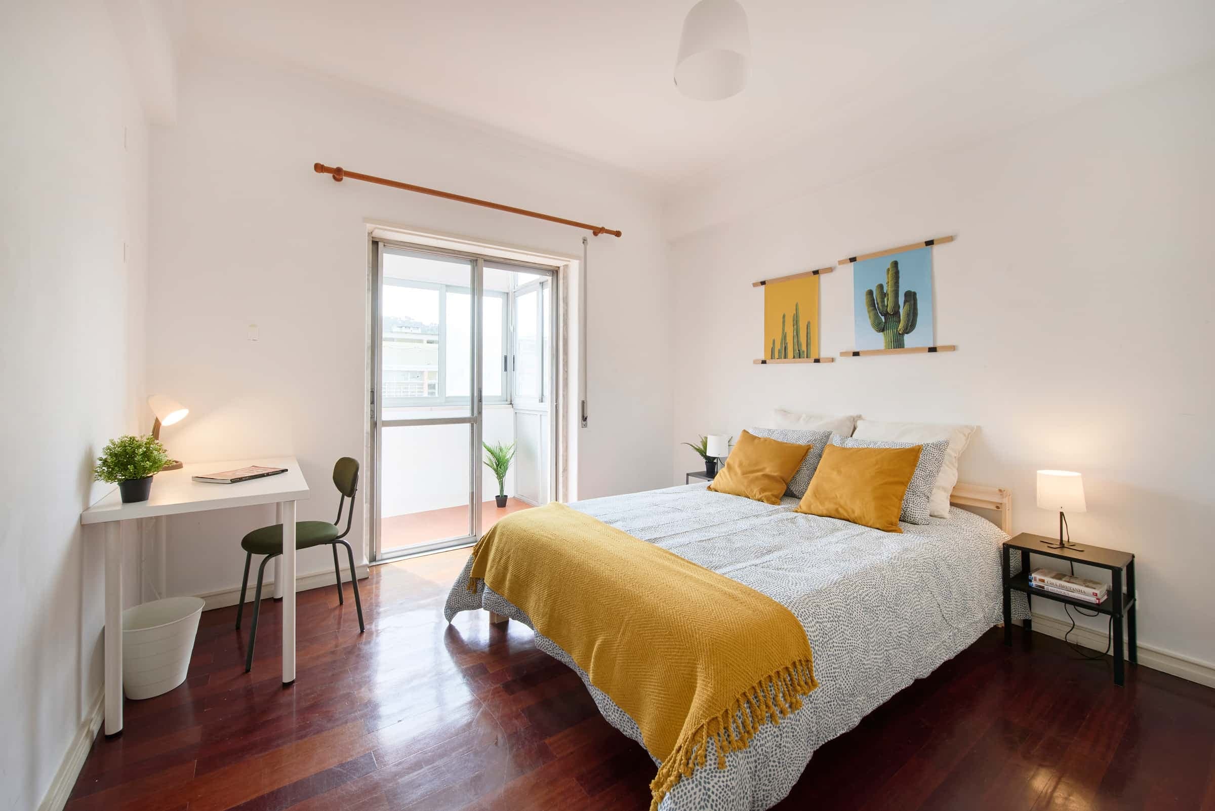 Luminous Bedroom in Shared Apartment, Lisbon - Room 2 photo 1