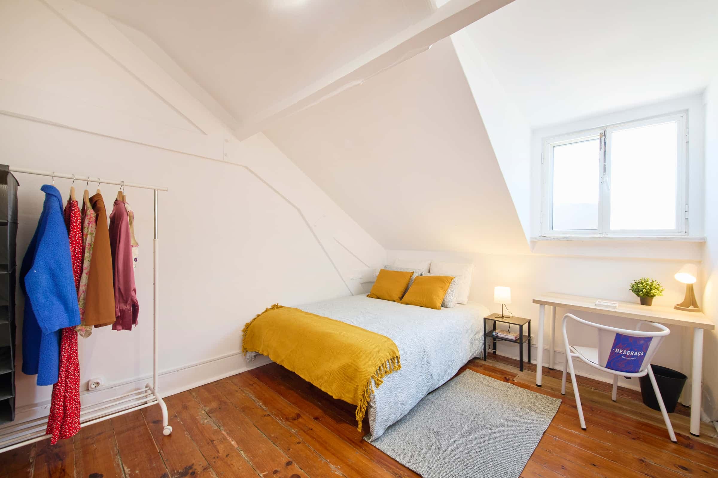 Bedroom in a 9-bedroom apartment in Lisbon - Room 5 photo 1