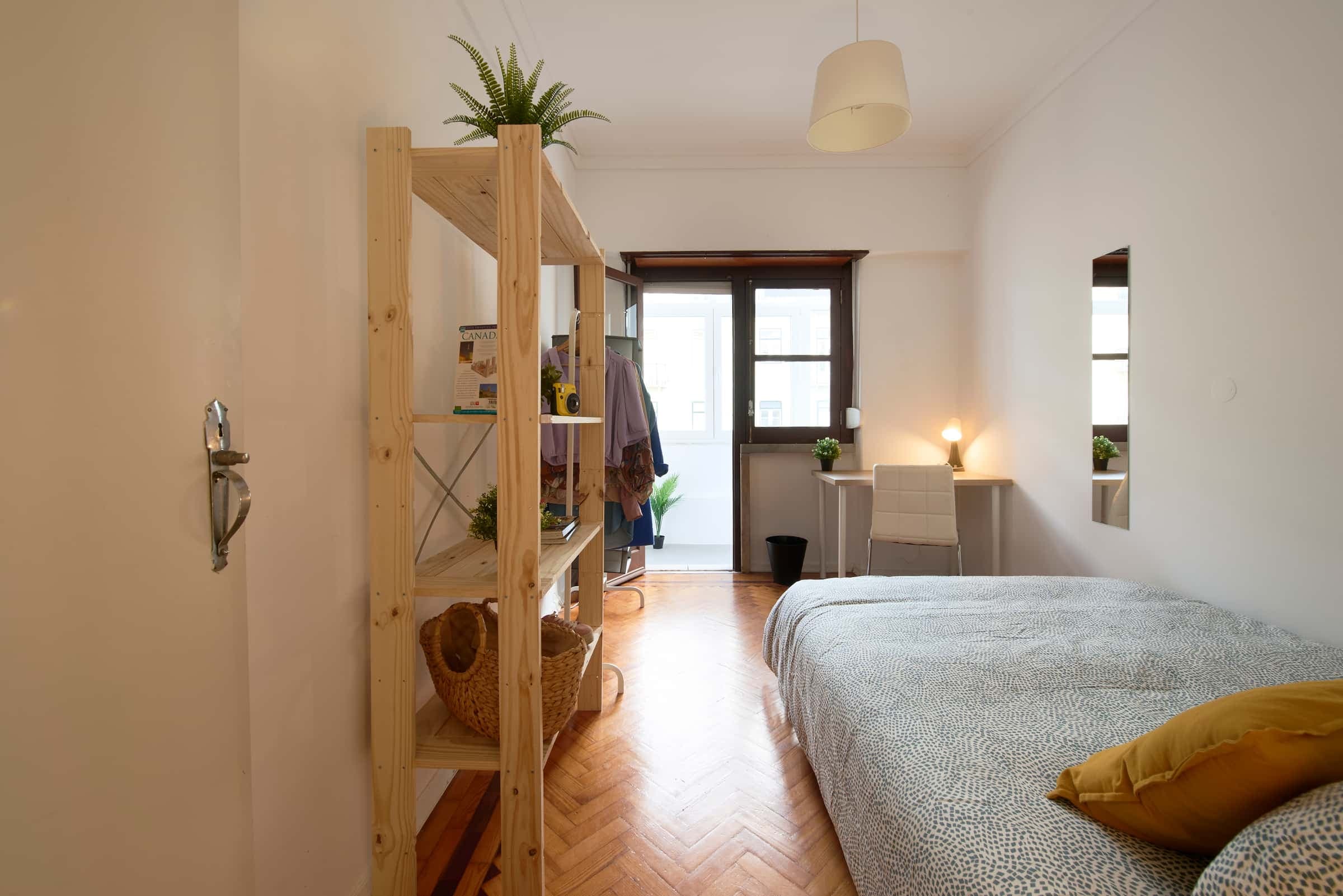 Bedroom in a 3-bedroom apartment in Lisbon - Room 2 photo 1