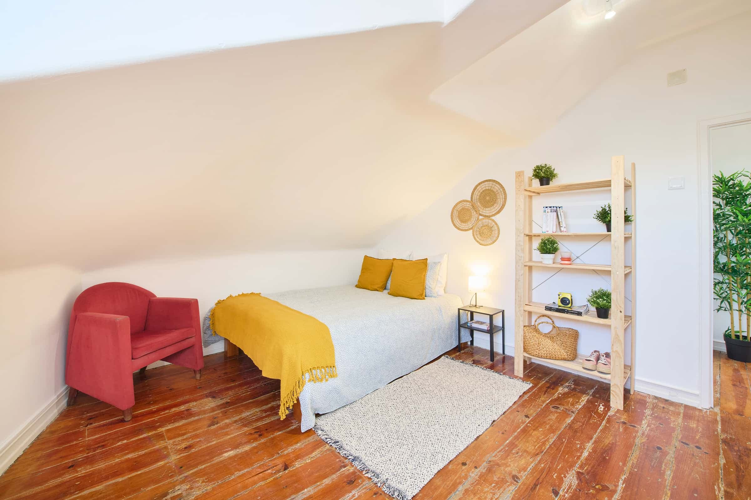 Bedroom in a 9-bedroom apartment in Lisbon - Room 8 photo 1