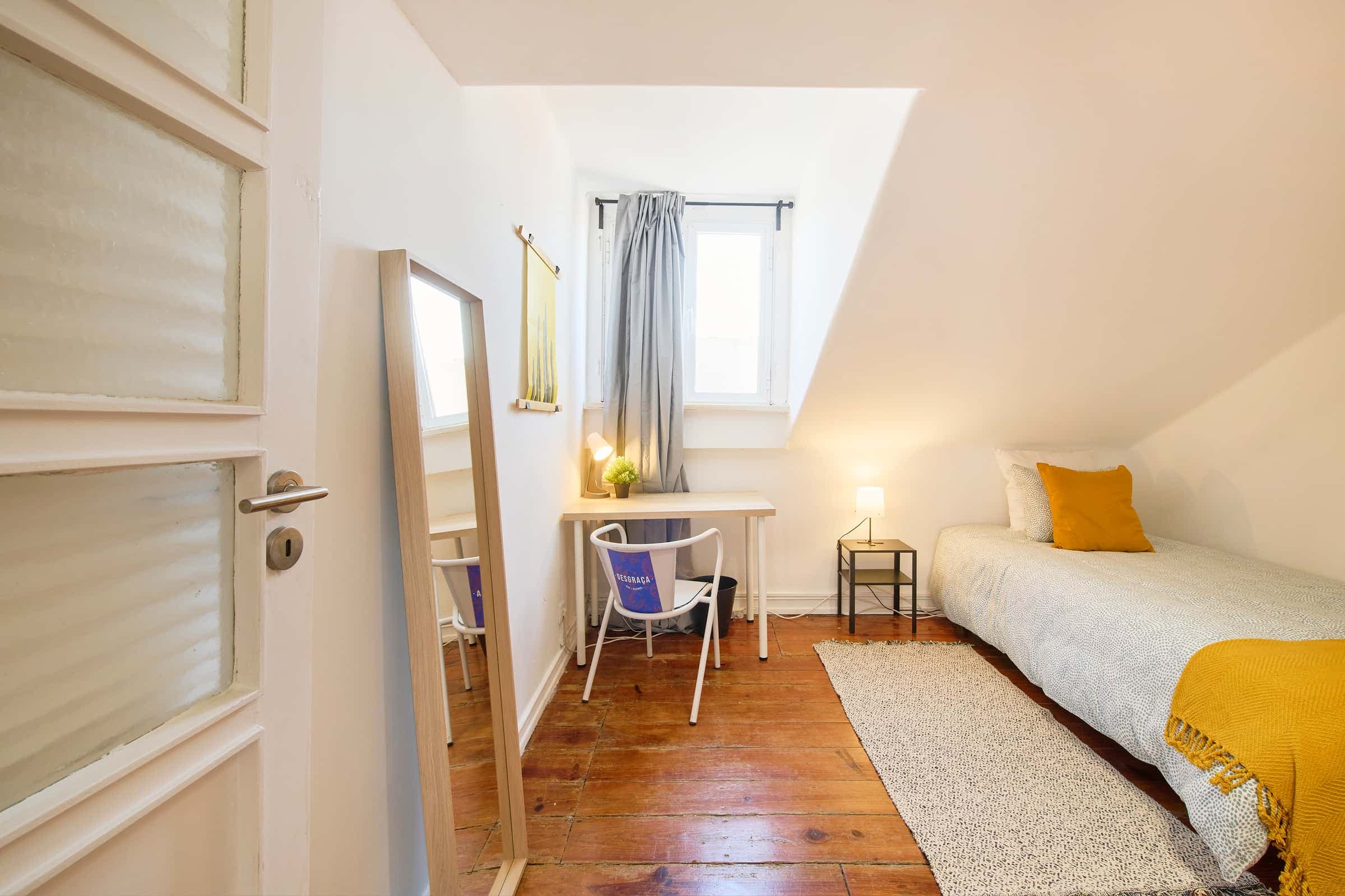 Bedroom in a 9-bedroom apartment in Lisbon - Room 7 photo 1