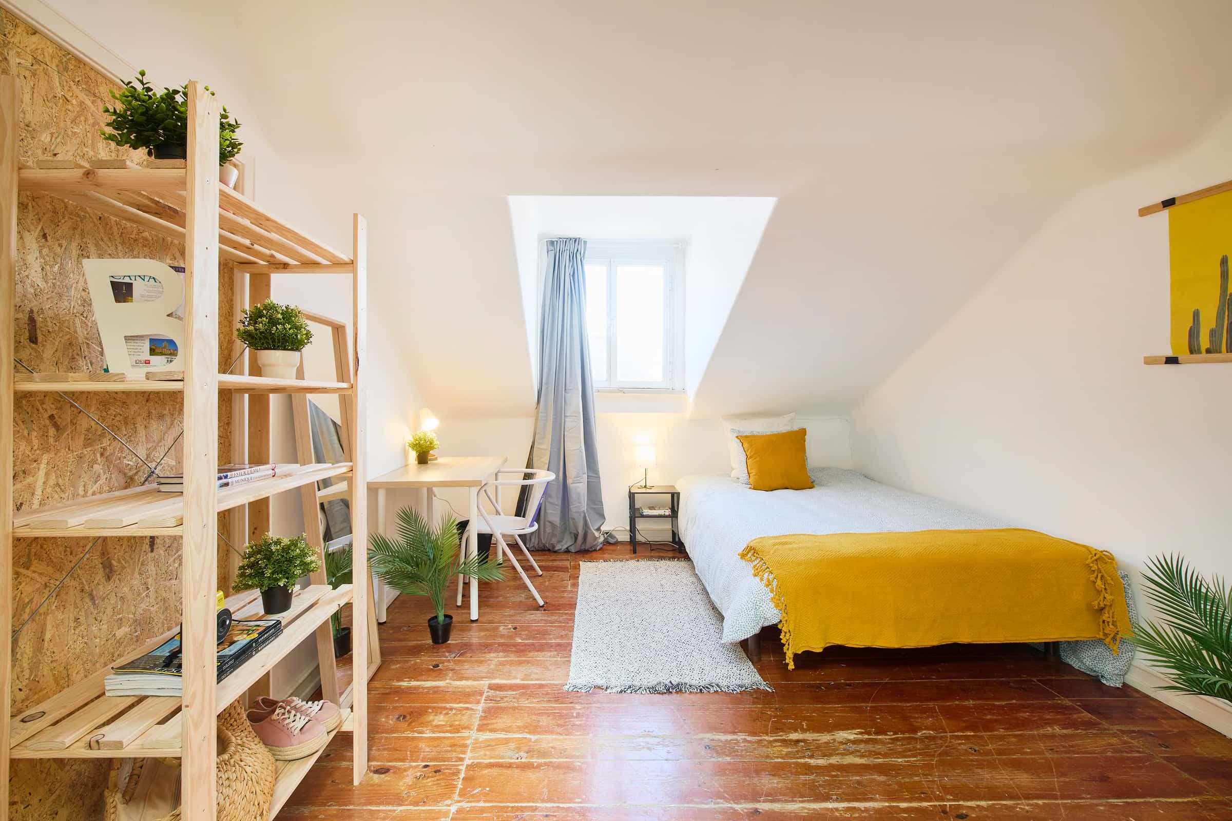 Bedroom in a 9-bedroom apartment in Lisbon - Room 6 photo 1