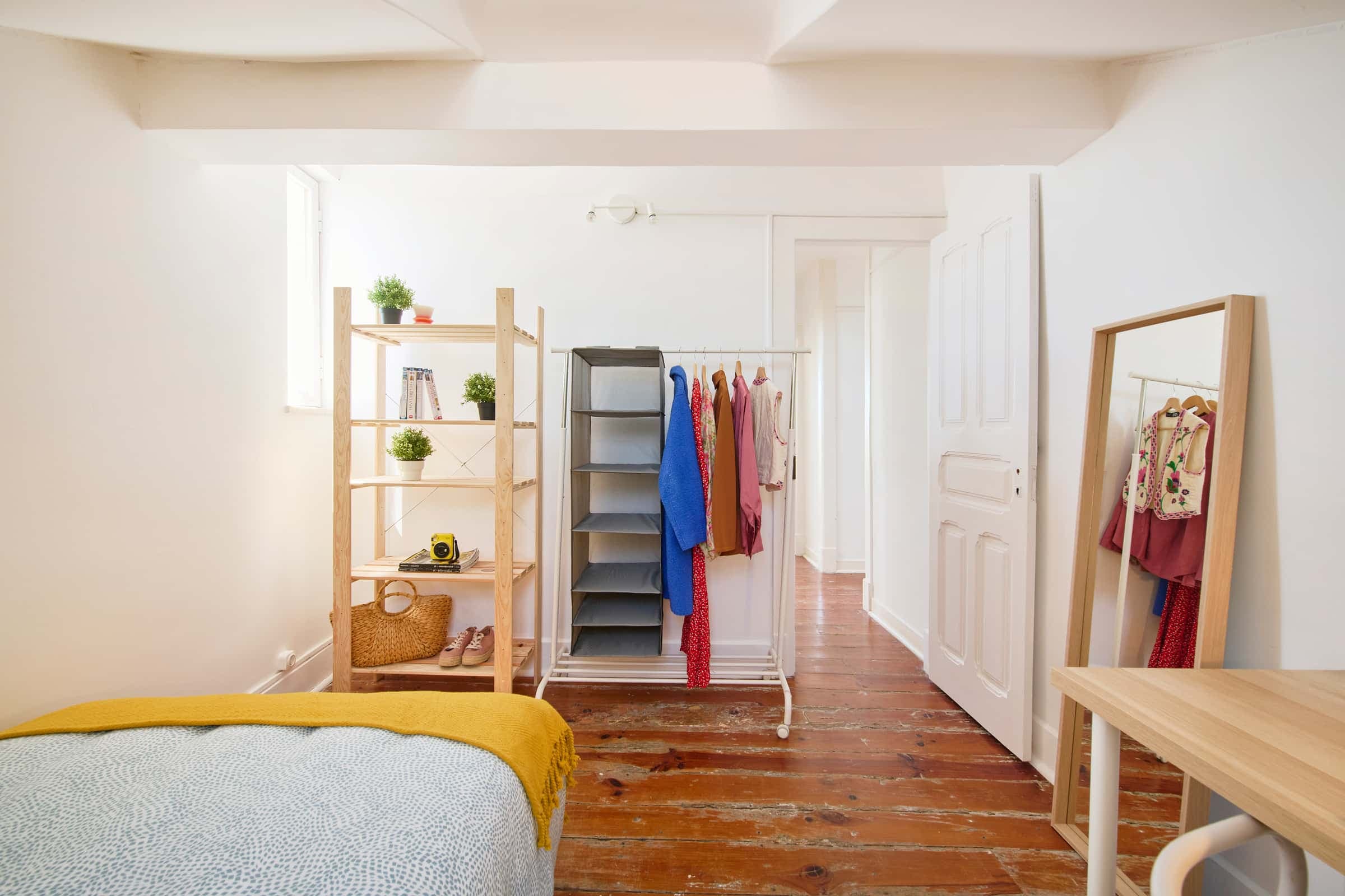 Bedroom in a 9-bedroom apartment in Lisbon - Room 4 photo 1