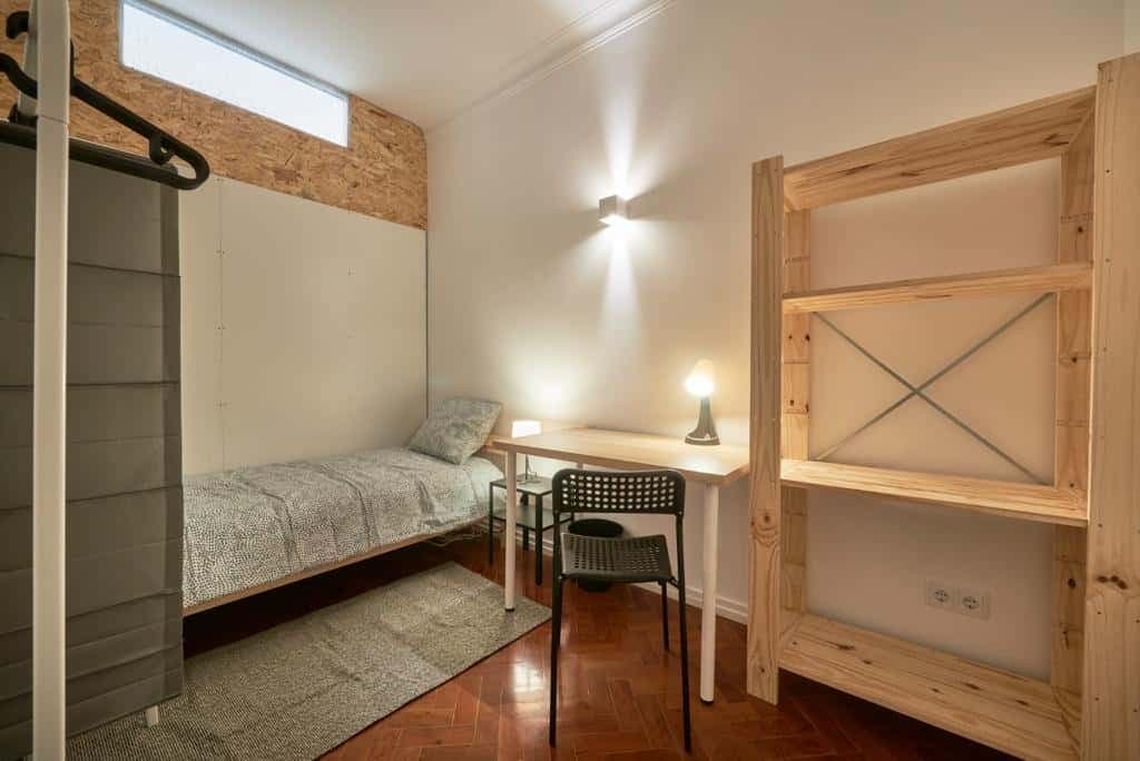 Interior bedroom in a 7-bedroom apartment in Lisbon - Room 5 photo 1