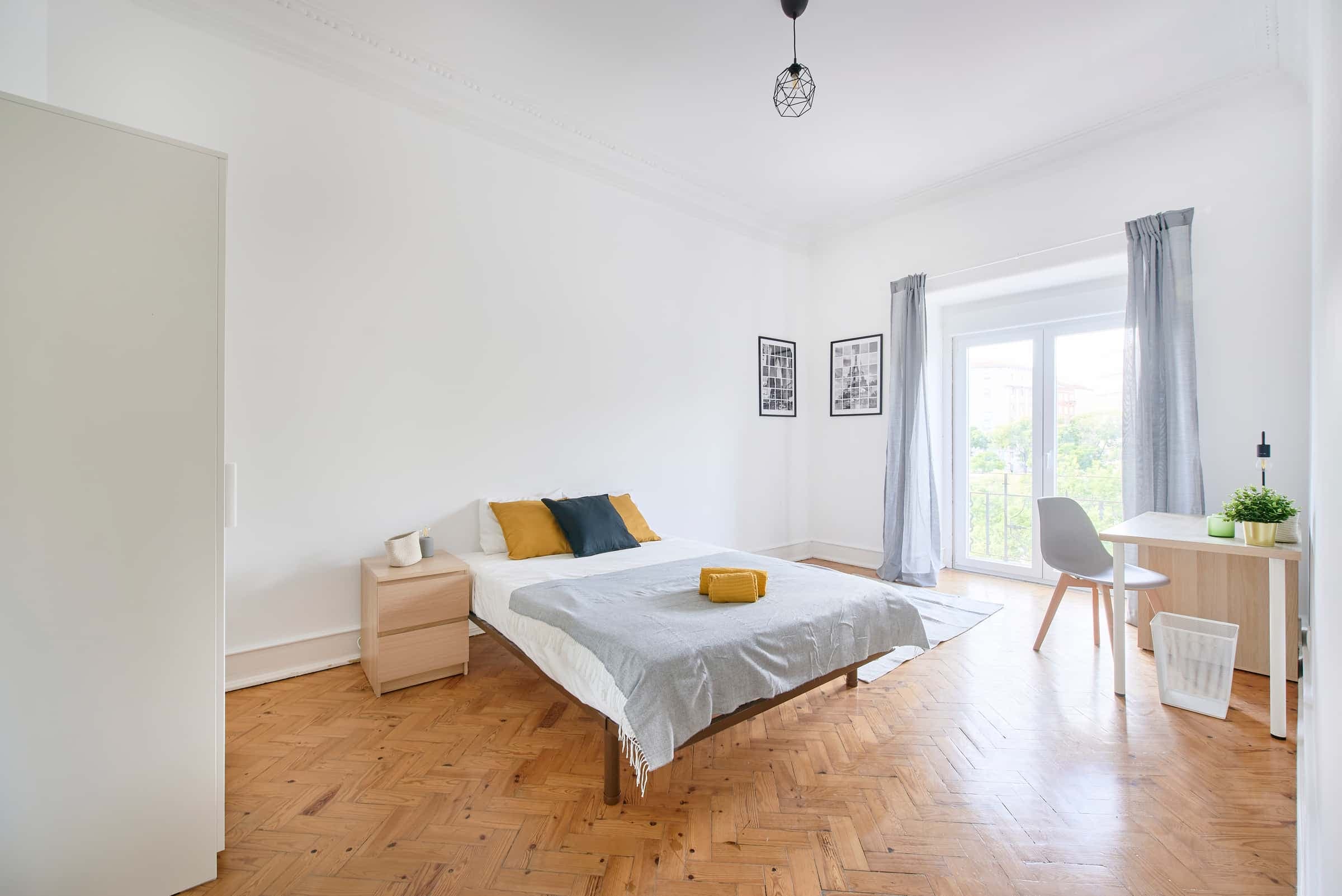 Bedroom in a 7-bedroom apartment in Alameda Dom Afonso Henriques, Lisbon - Room 6 photo 1