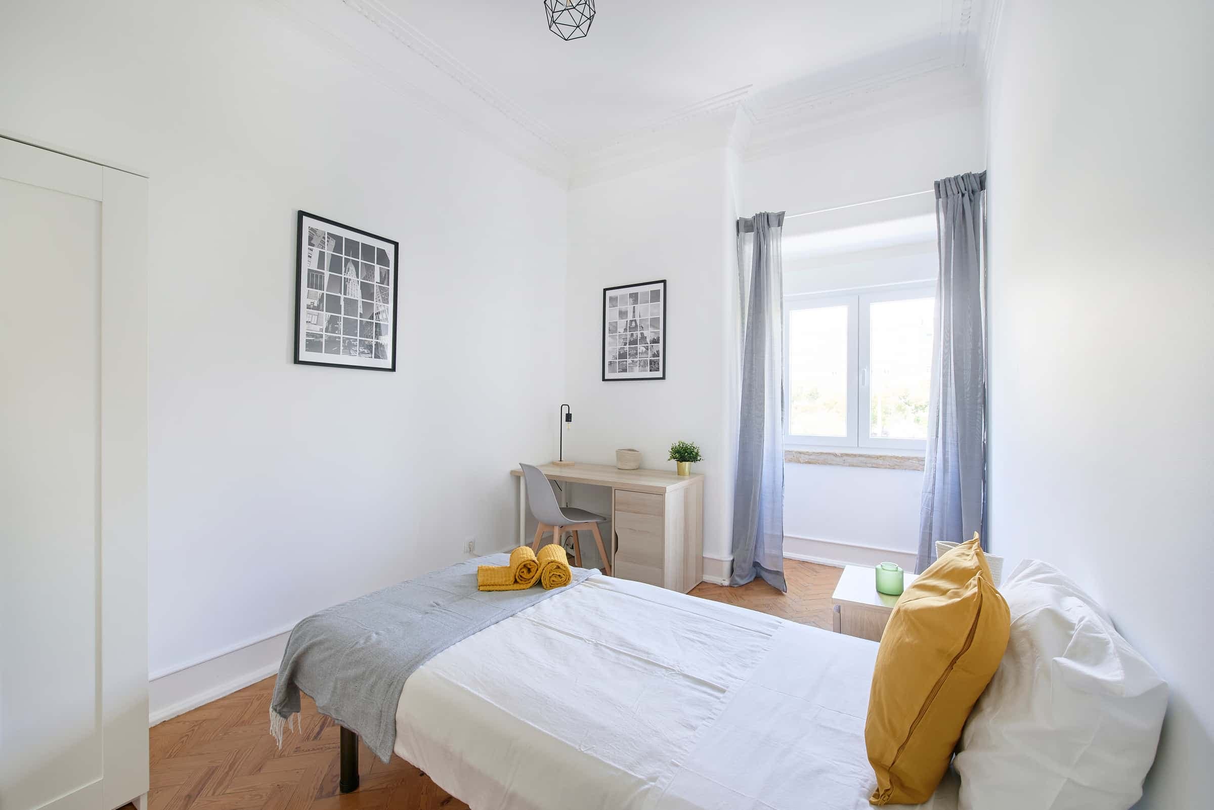 Bedroom in a 7-bedroom apartment in Alameda Dom Afonso Henriques, Lisbon - Room 5 photo 1