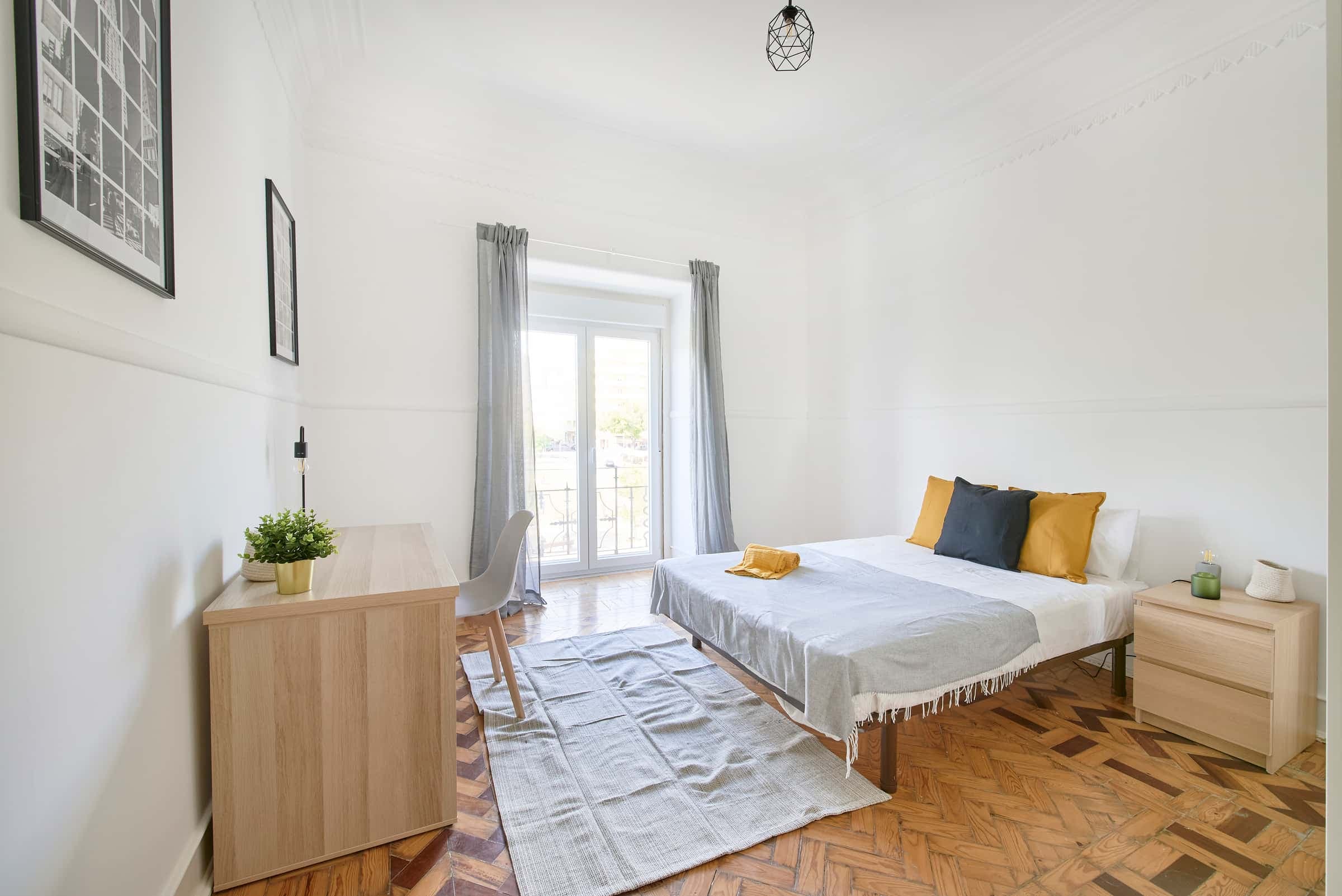 Bedroom in a 7-bedroom apartment in Alameda Dom Afonso Henriques, Lisbon - Room 4 photo 1