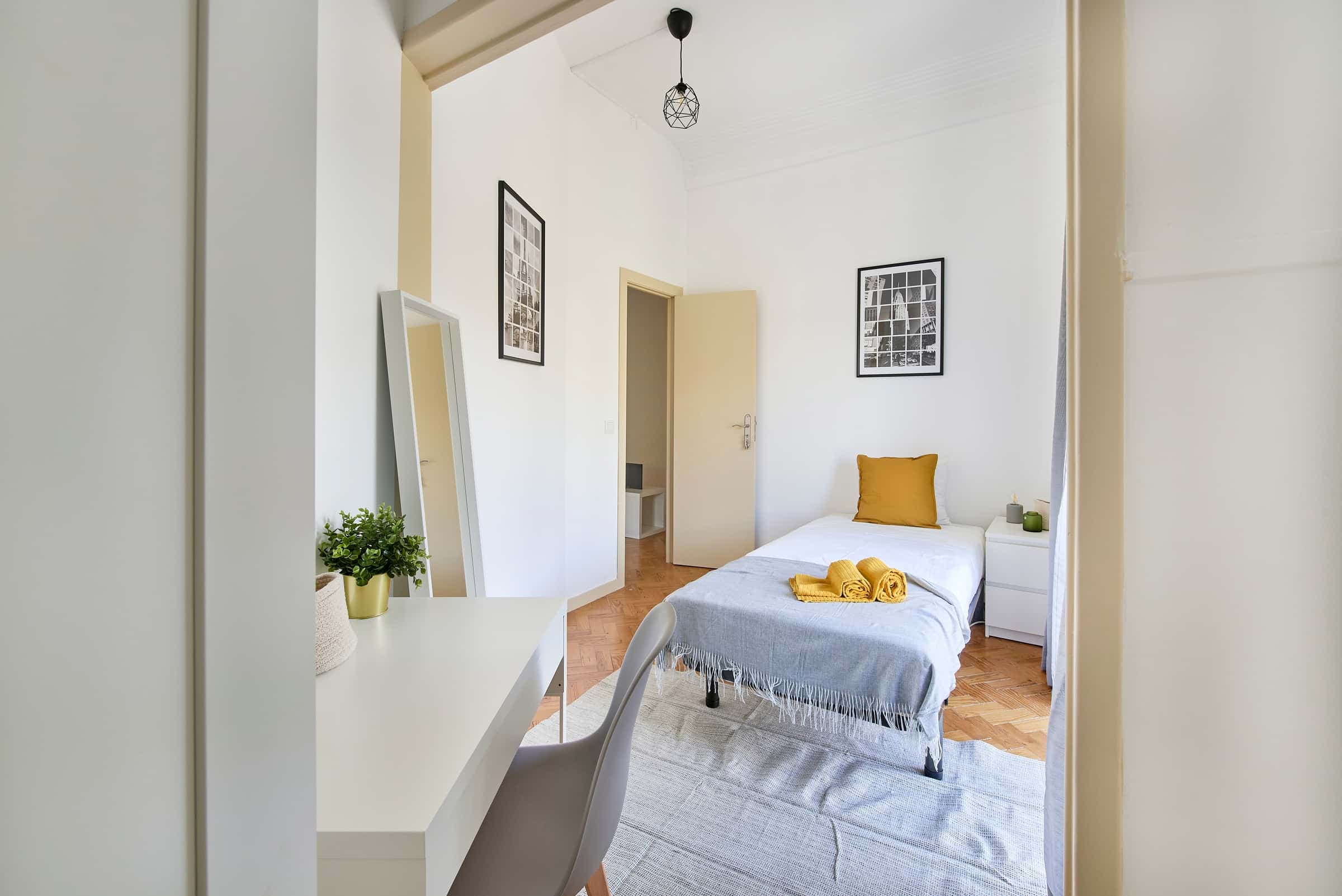 Bedroom in a 7-bedroom apartment in Alameda Dom Afonso Henriques, Lisbon - Room 2 photo 1