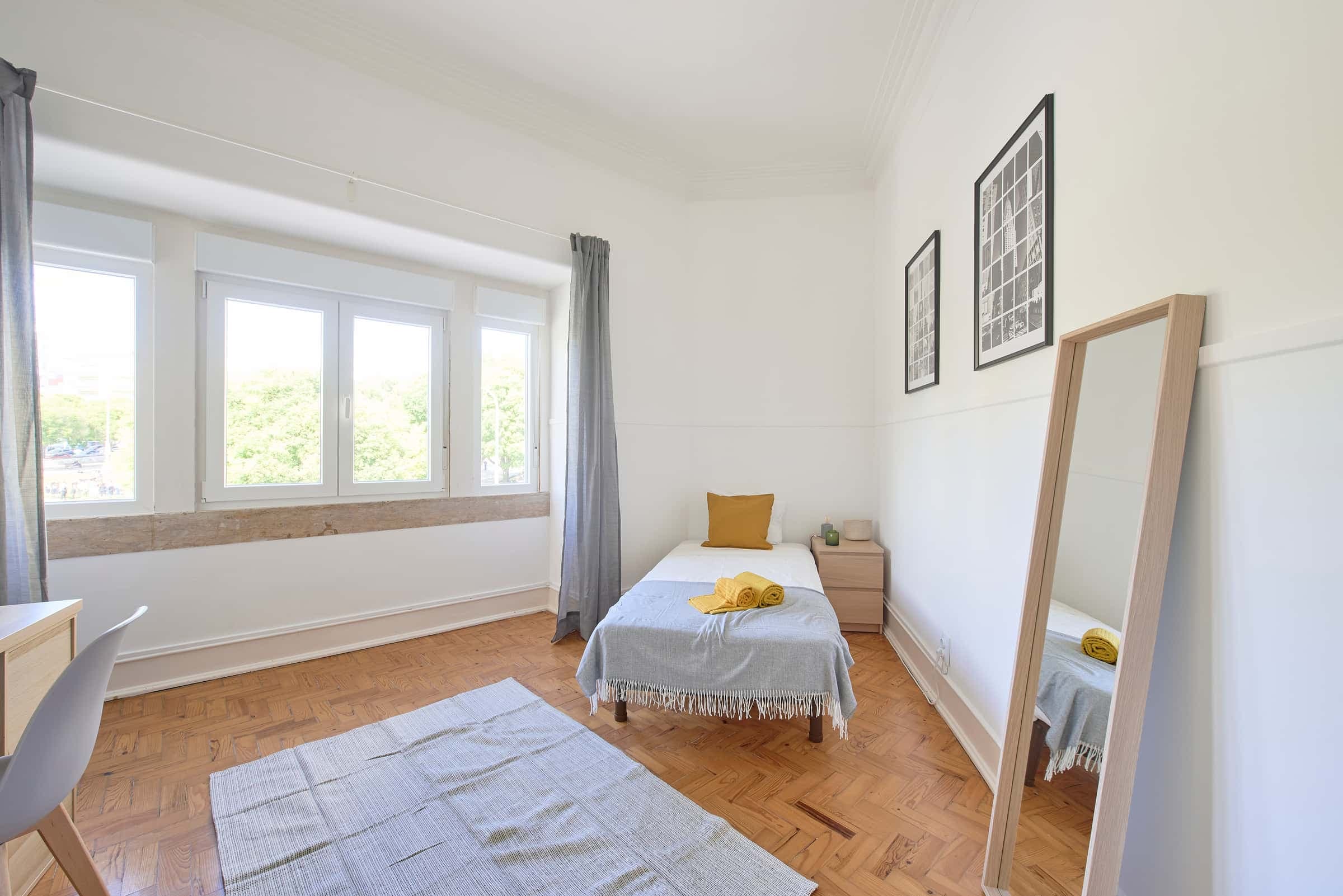 Bedroom in a 7-bedroom apartment in Alameda Dom Afonso Henriques, Lisbon - Room 1 photo 1