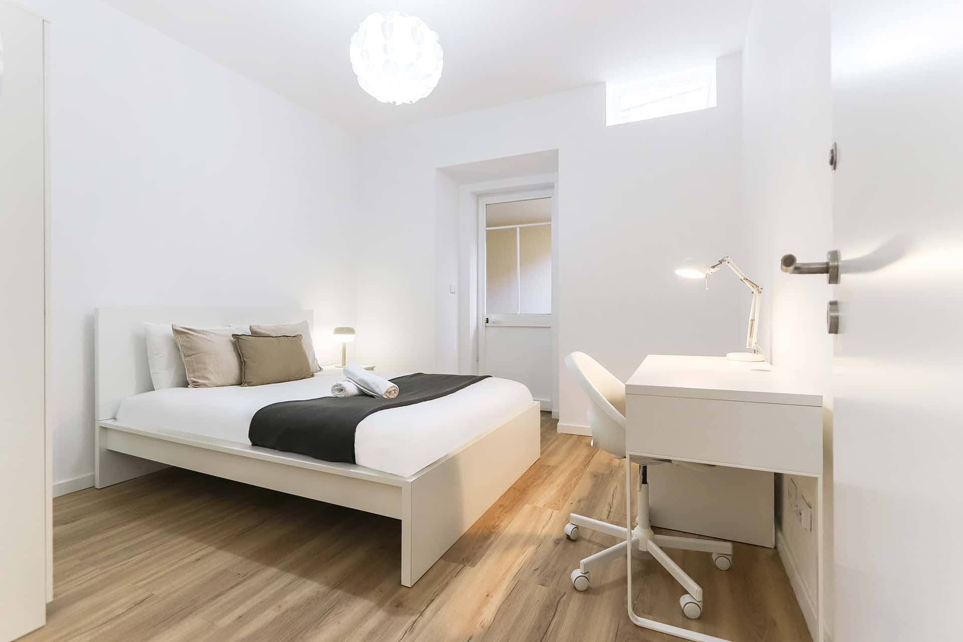 Comfortable bedroom in a 6-bedroom apartment in Lisbon - Room 3 photo 1