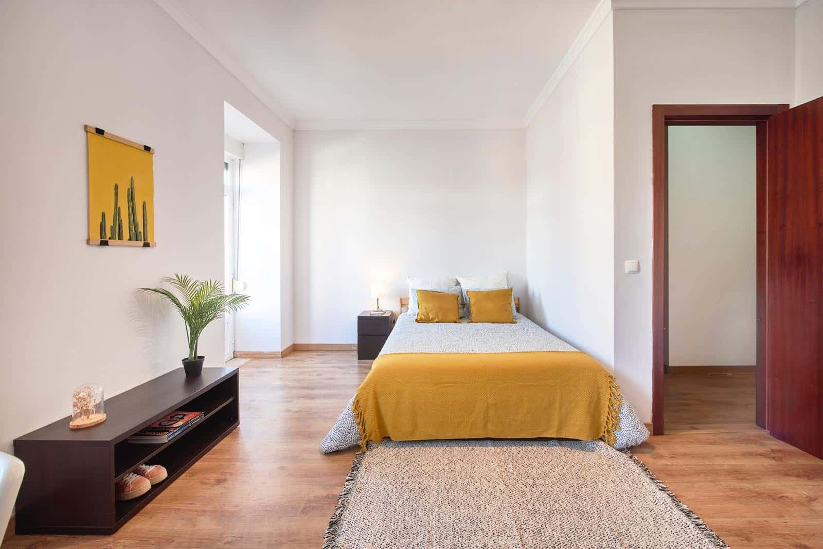 Bedroom with balcony in a 6-bedroom apartment in Lisbon - Room 1 photo 1