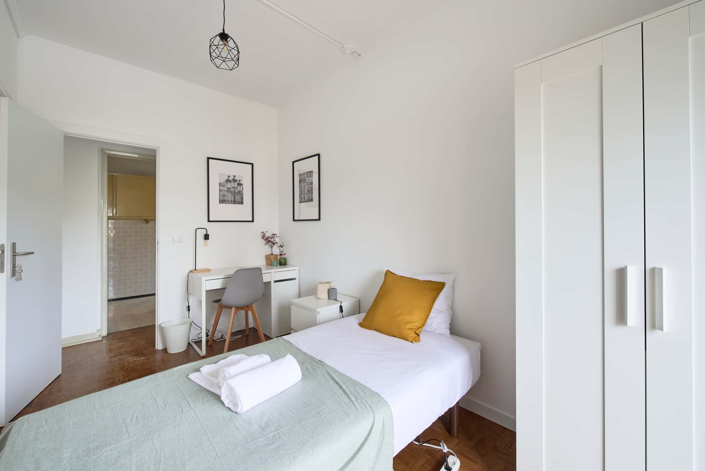 Bedroom with private balcony in a 7-bedroom apartment in Lisbon - Room 3 photo 1