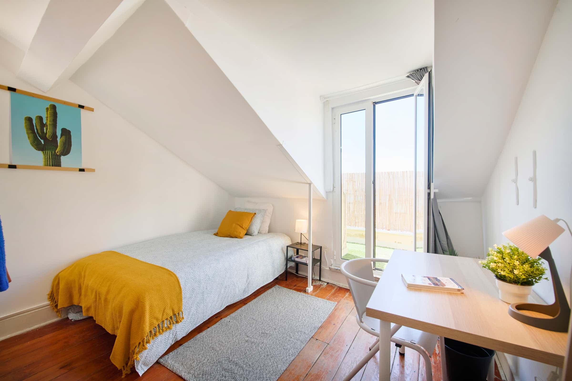 Bedroom with private terrace in a 9-bedroom apartment in Lisbon - Room 2 photo 1