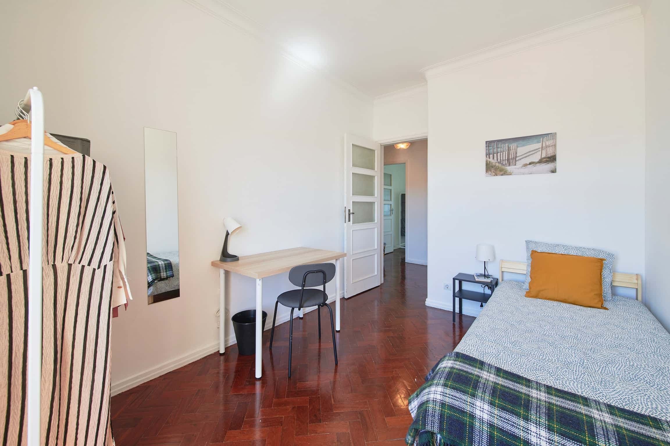 Bedroom with private balcony in a 5-bedroom apartment in Lisbon - Room 3 photo 1