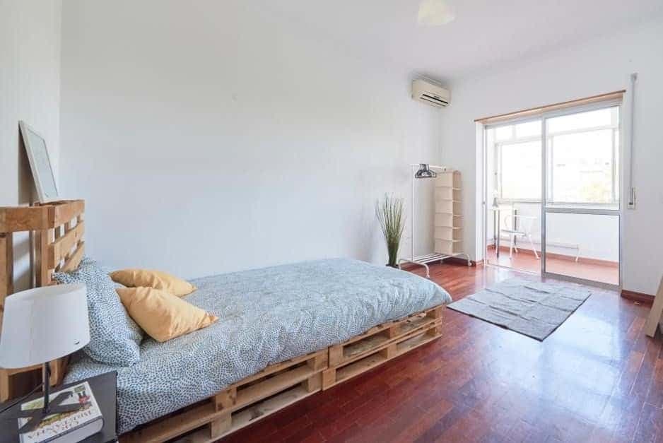 Bedroom in a 5-bedroom Apartment, Almada - Room 5 photo 1