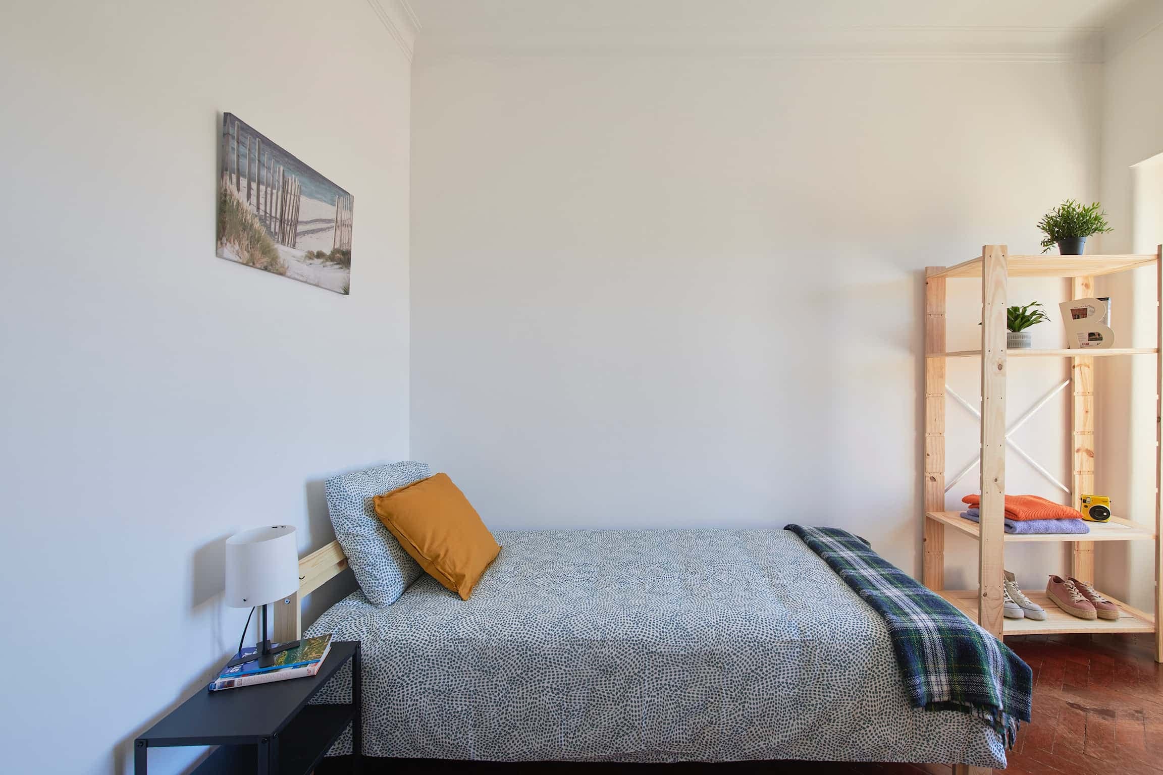 Bedroom with private bathroom in a 5-bedroom apartment in Lisbon - Room 1 photo 1