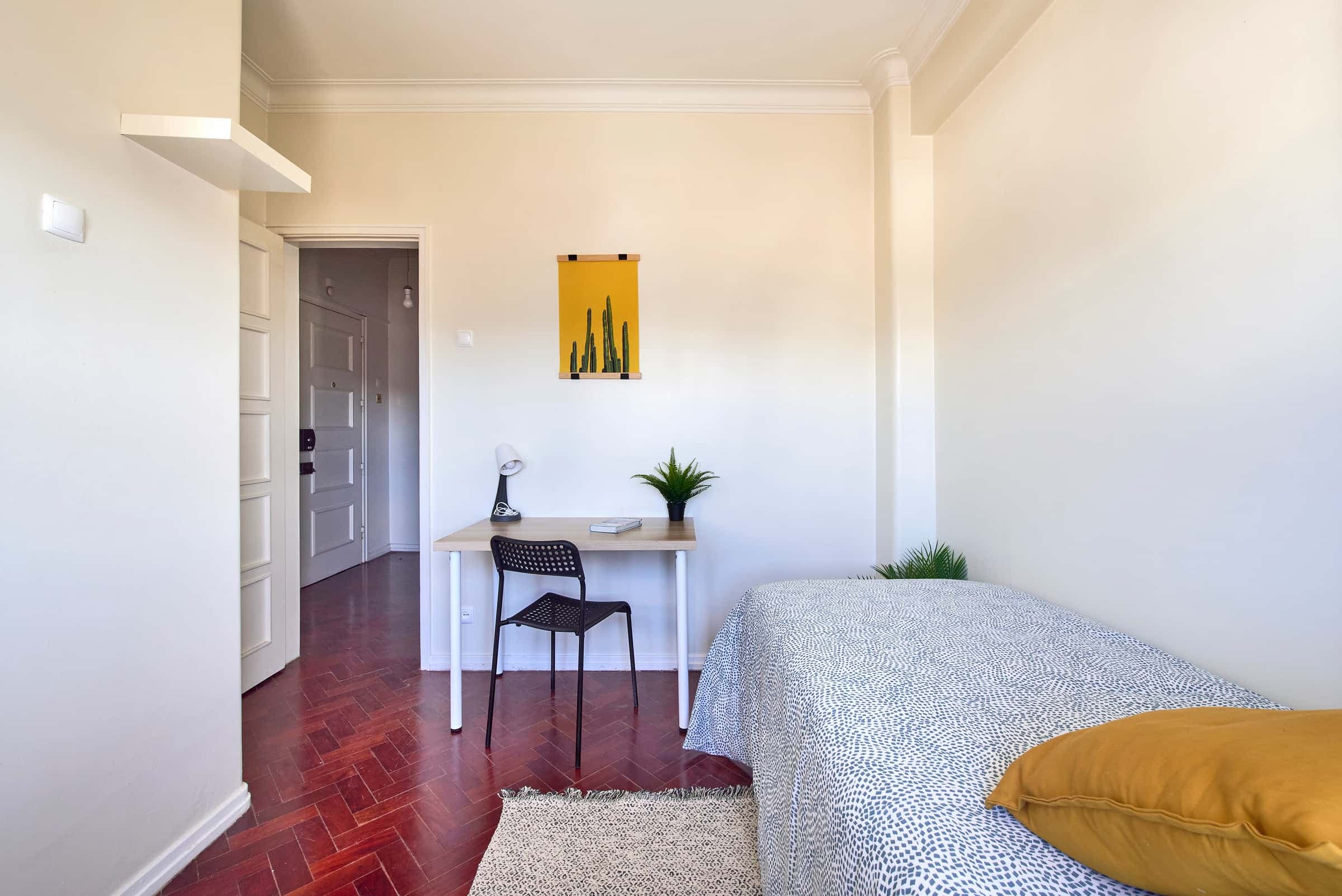 Bedroom with private bathroom in a 7-bedroom apartment in Lisbon - Room 1 photo 1