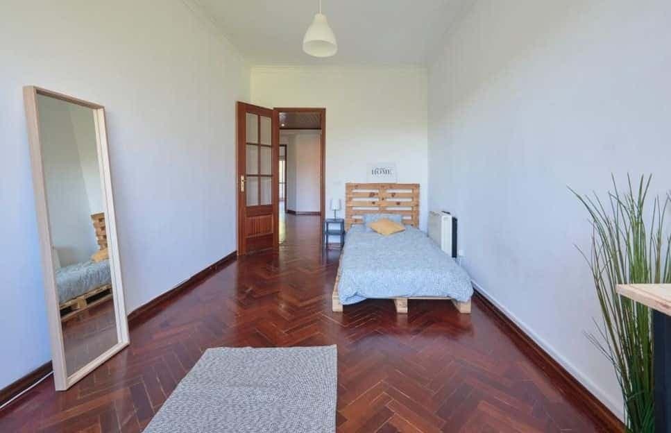 Bedroom in a 5-bedroom Apartment, Almada - Room 4 photo 1