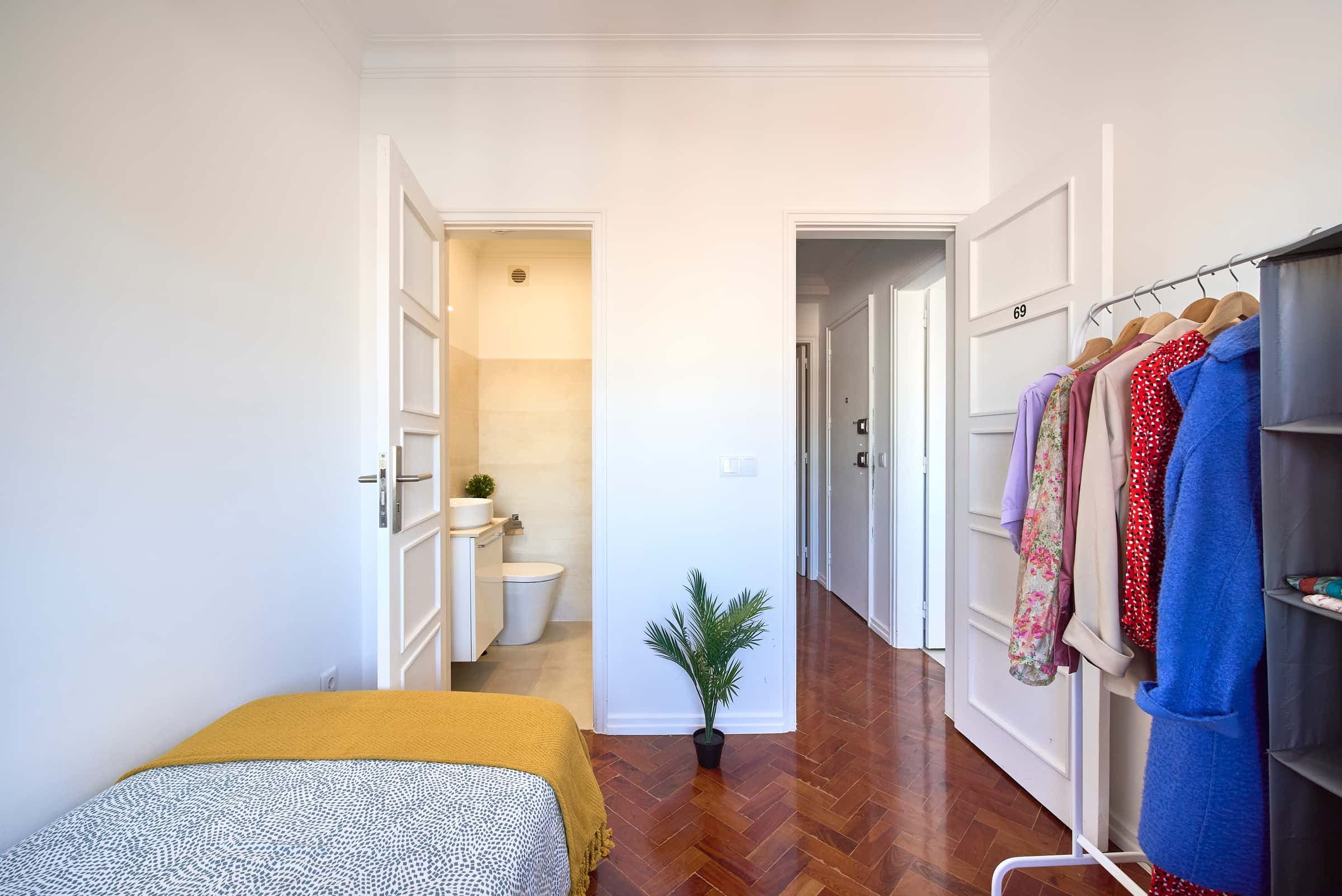Bedroom with private bathroom in a 7-bedroom apartment in Lisbon - Room 7 photo 1