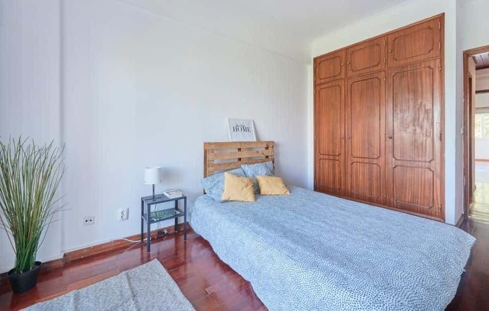 Bedroom in a 5-bedroom Apartment, Almada - Room 3 photo 1