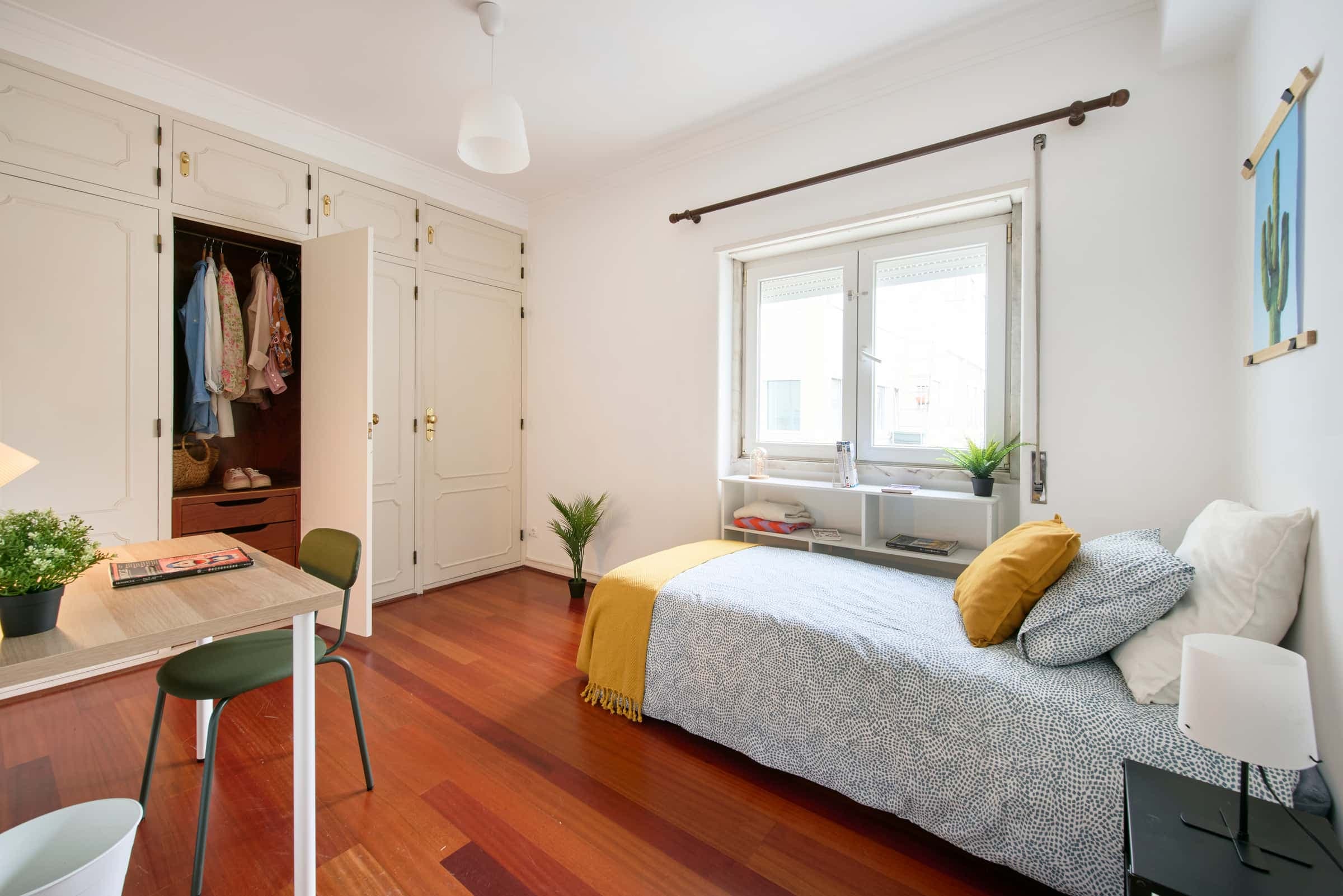 Luminous Bedroom in Shared Apartment, Lisbon - Room 6 photo 1