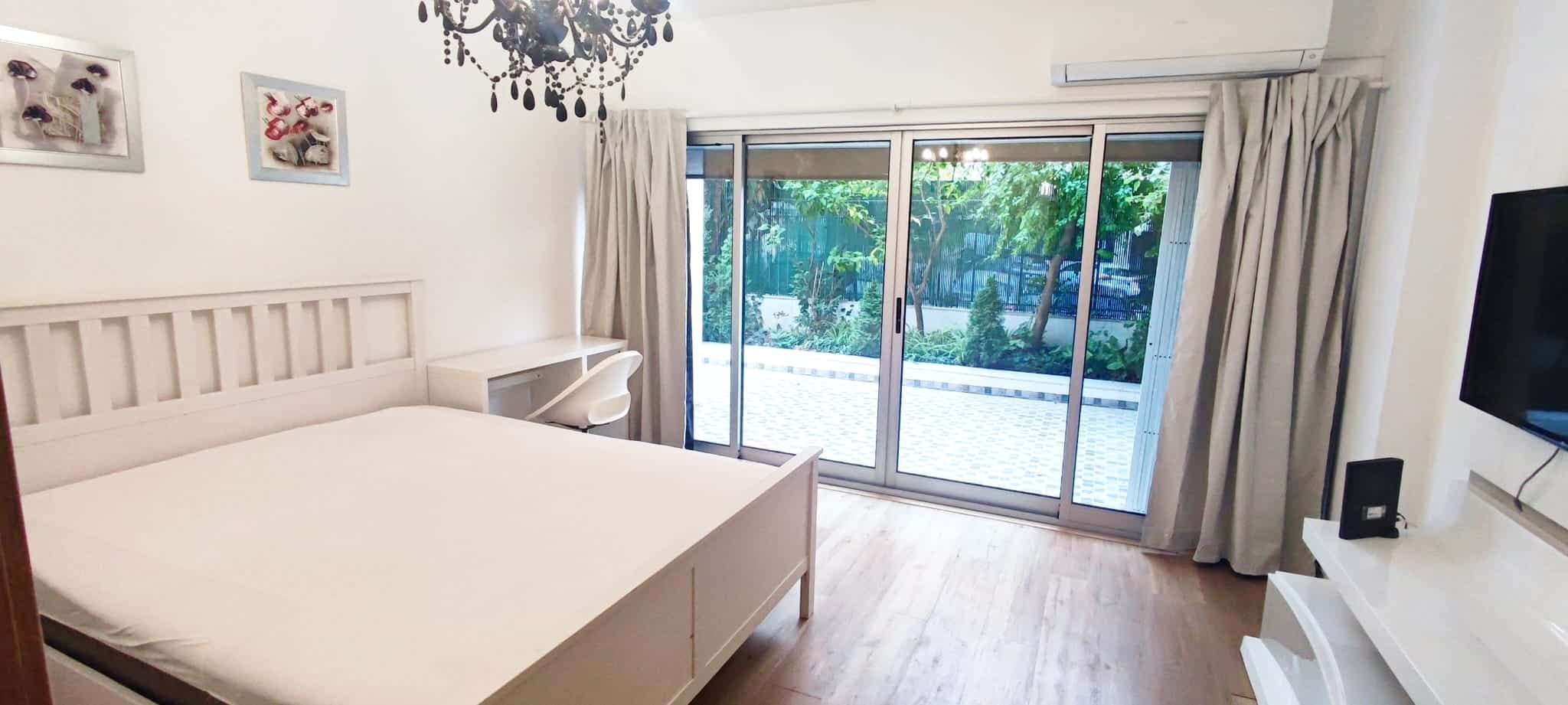 Spacious room in a 147 m² duplex located in Lisbon photo 1