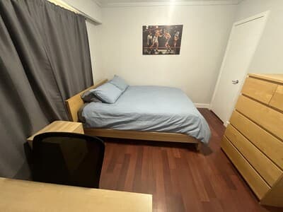 Queen Bed. 20 minutes to downtown.  photo 1