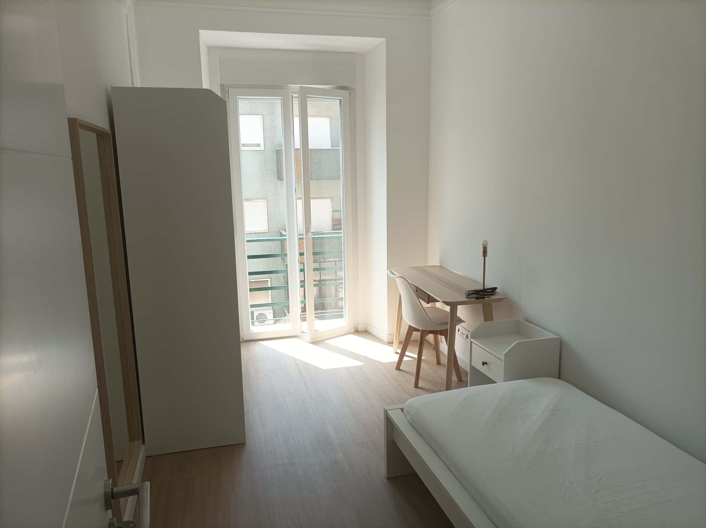 Bedroom in a 6-bedroom apartment in Arroios, Lisbon - Room 2 photo 1
