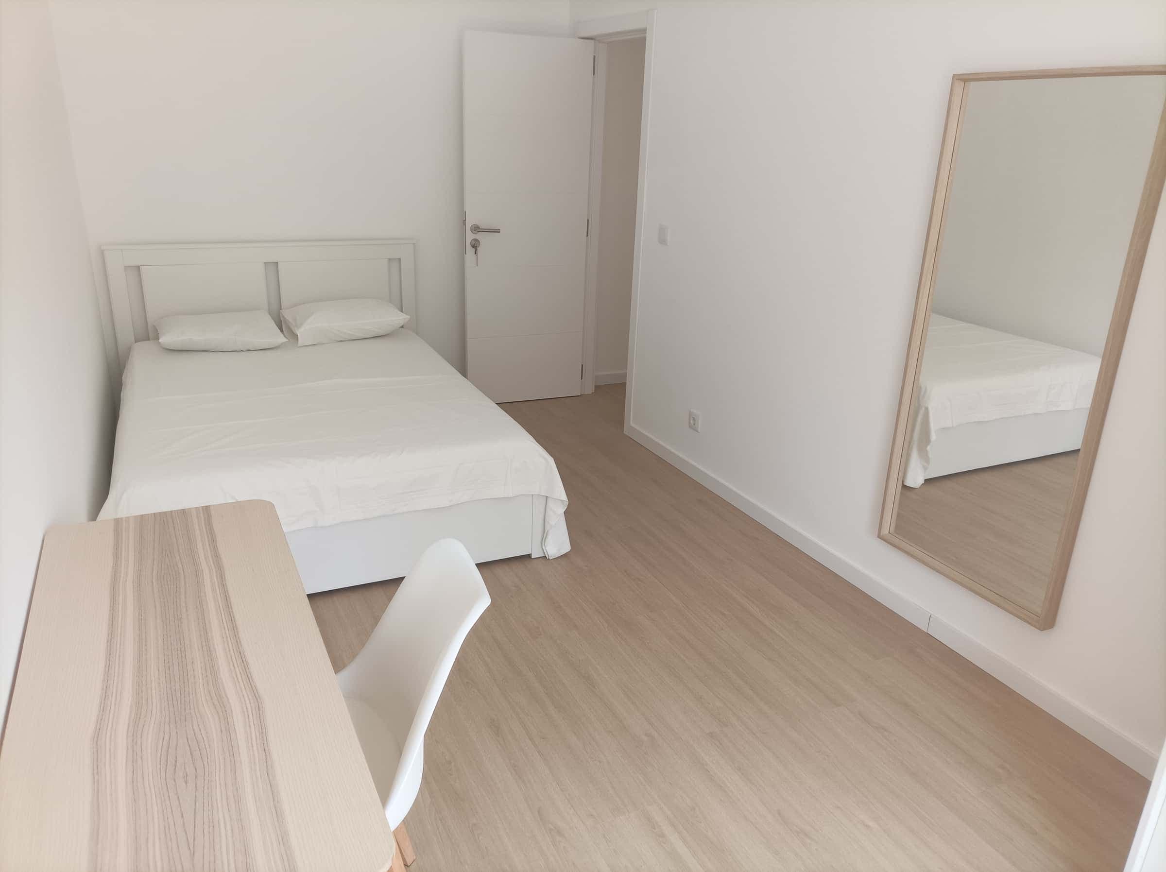 Bedroom in a 6-bedroom apartment in Arroios, Lisbon - Room 3 photo 1
