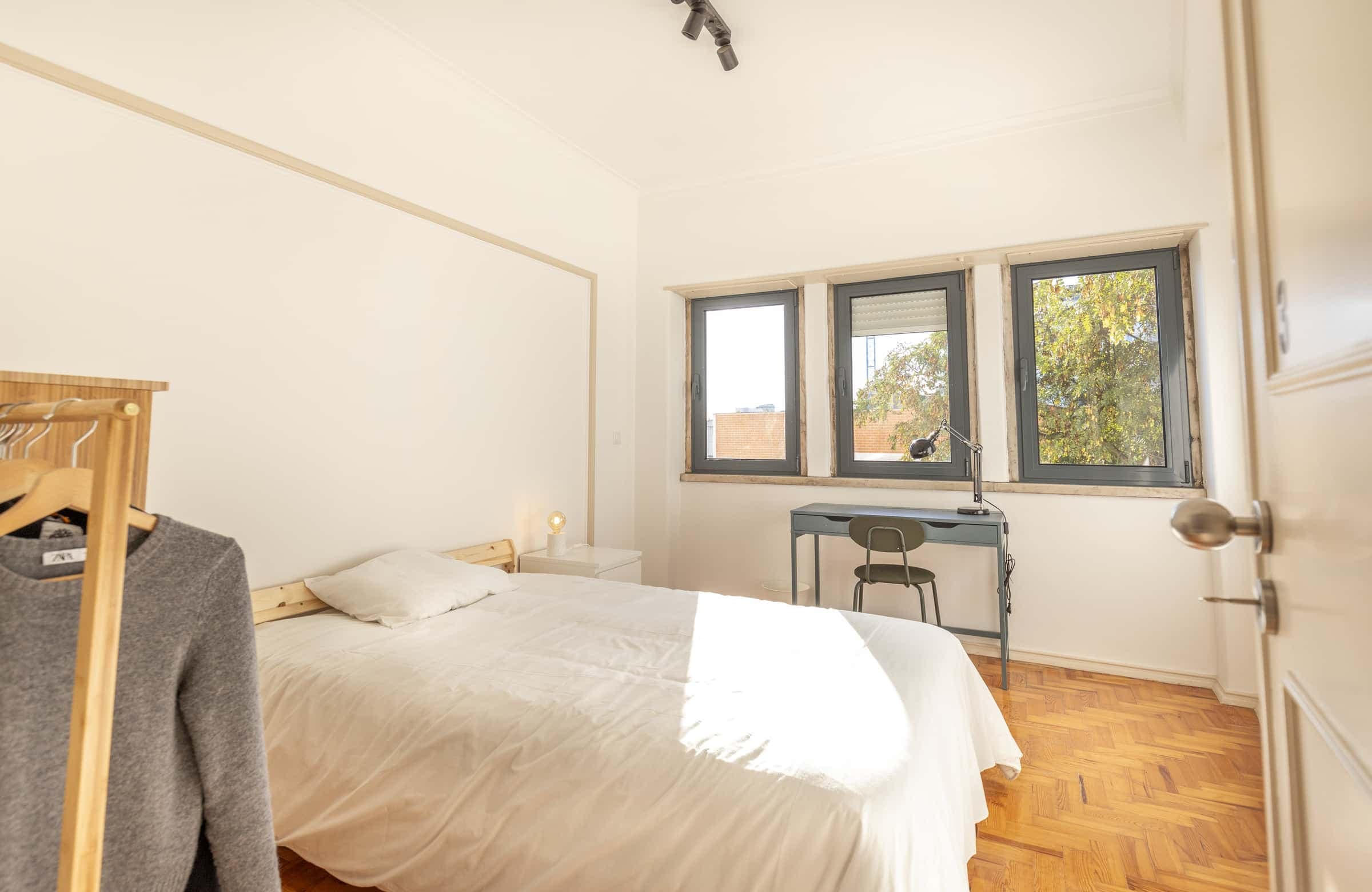 Lovely bedroom in Lisbon photo 1