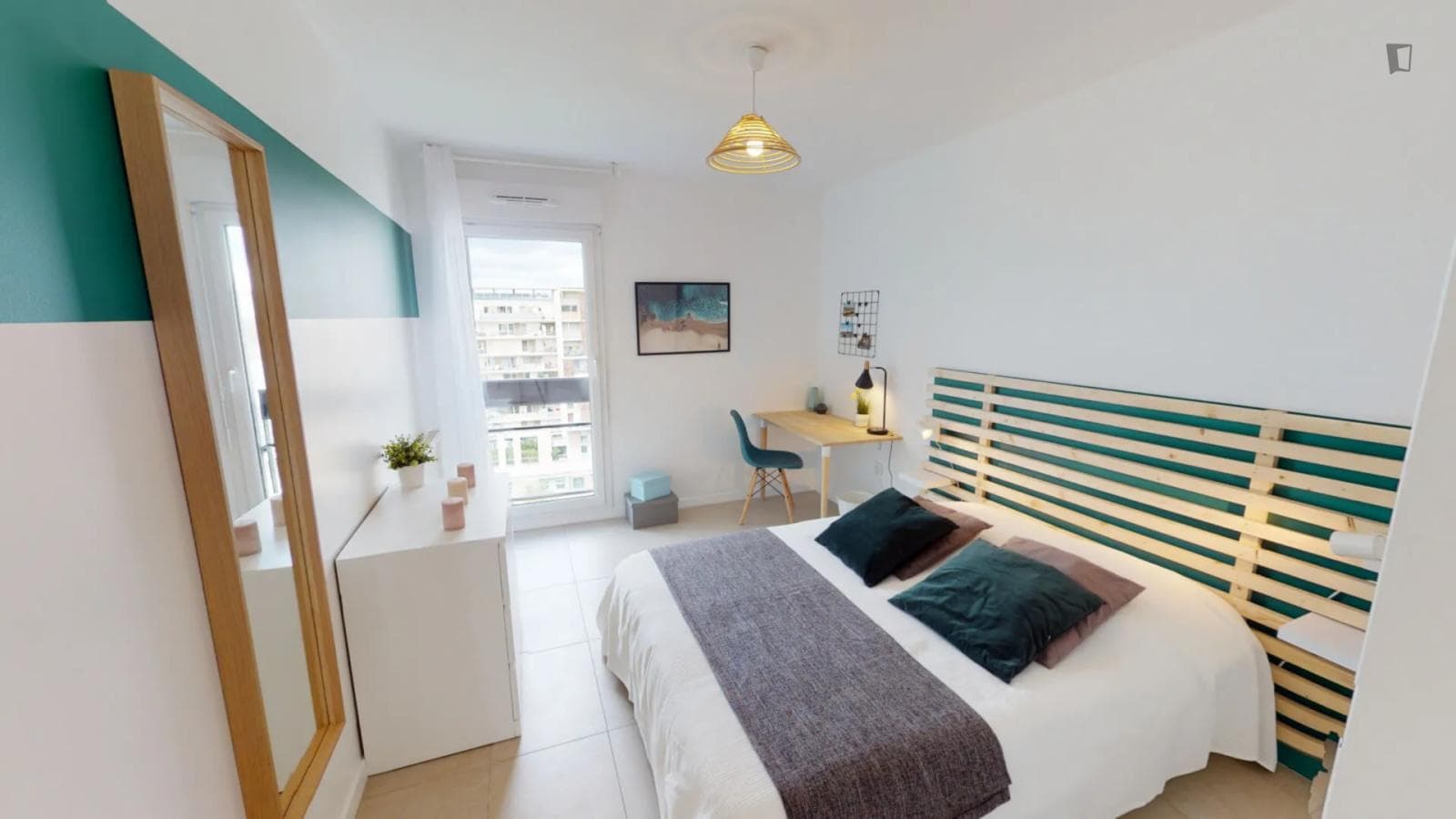 Inviting double bedroom close to the ESILV photo 1