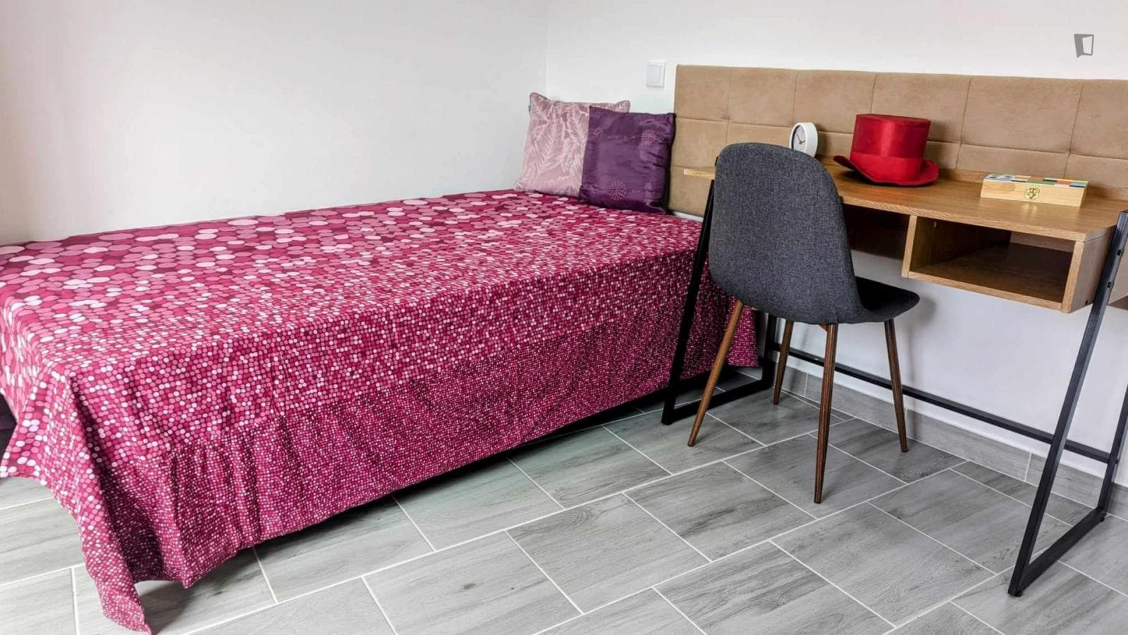 Charming single ensuite bedroom in a student house photo 1