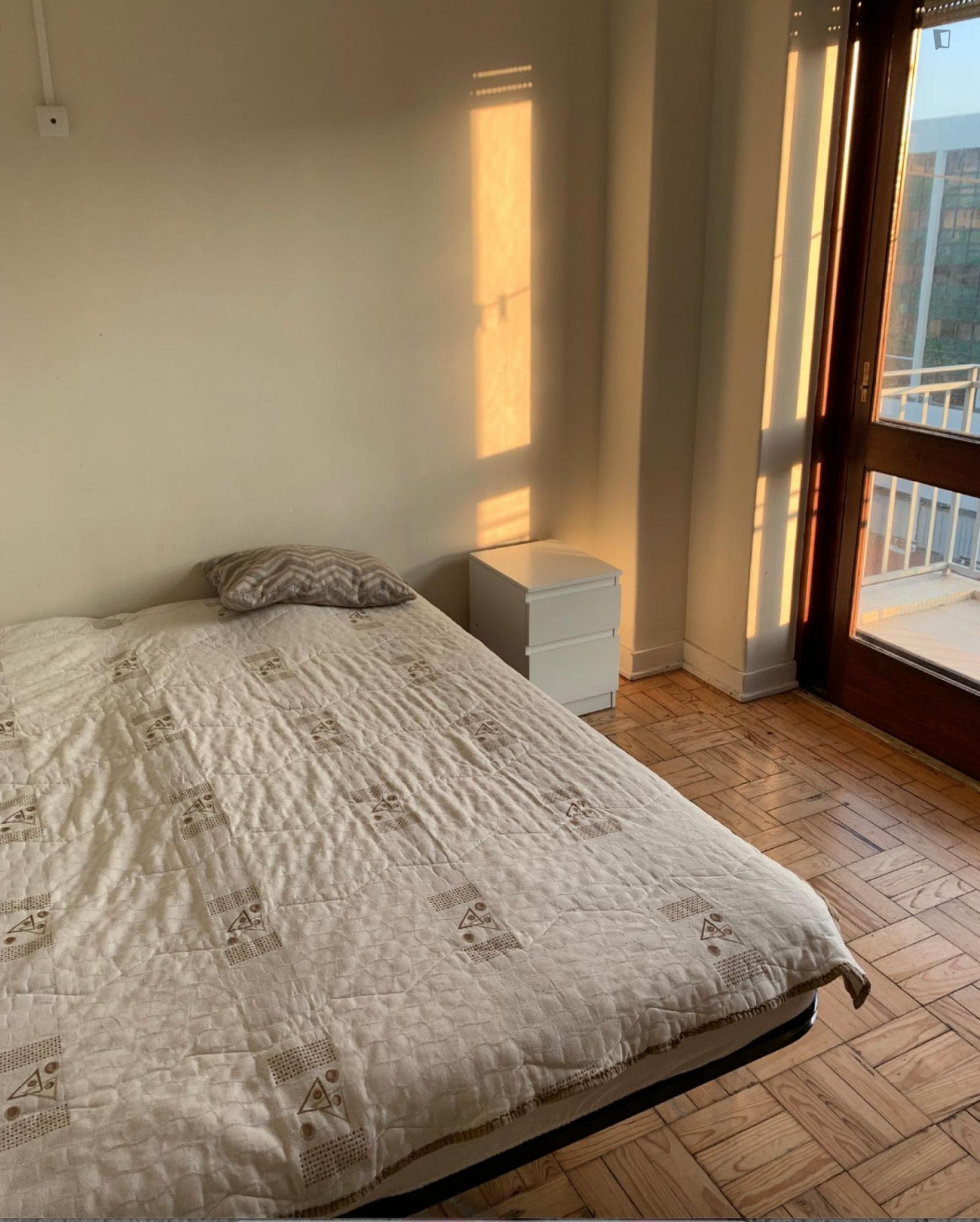 Sunny double bedroom close to Universidade De Coimbra photo 1