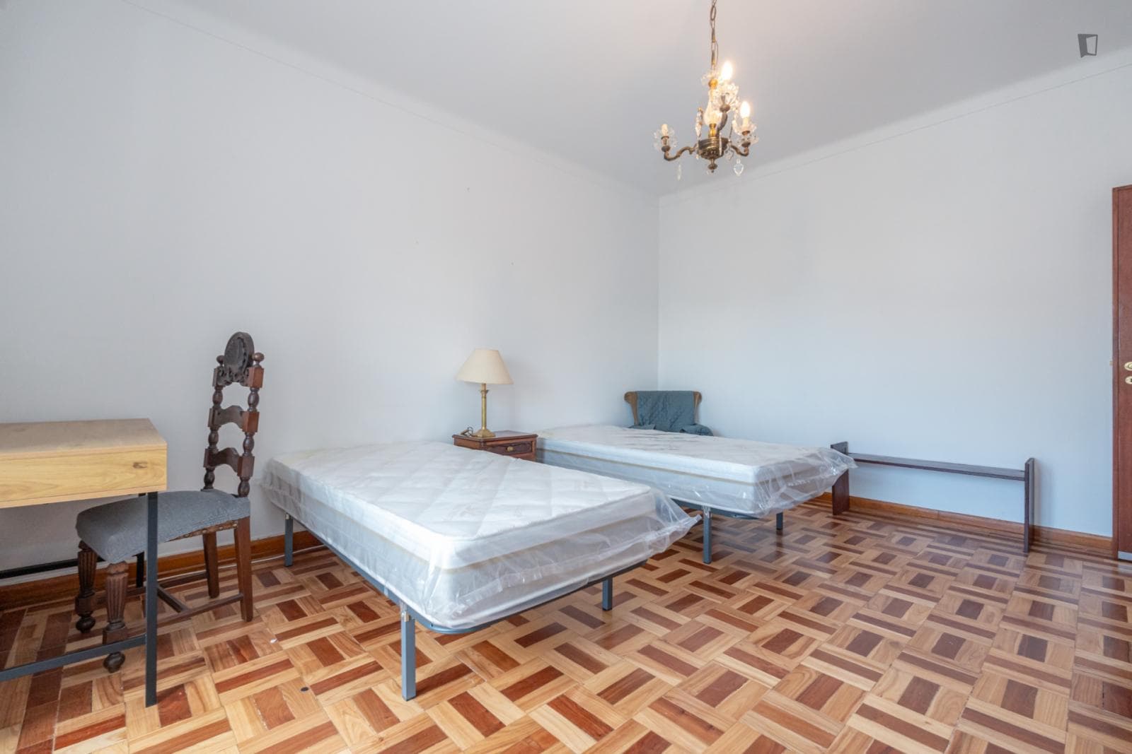 Bright bedroom next to Faculdade de Economia  photo 1